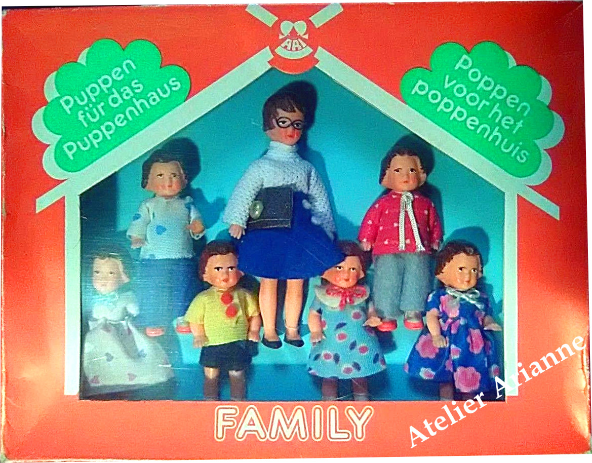 La famille des poupées Ari — La famille des poupées Ari — document original du blog, vue 3 — vue 3.