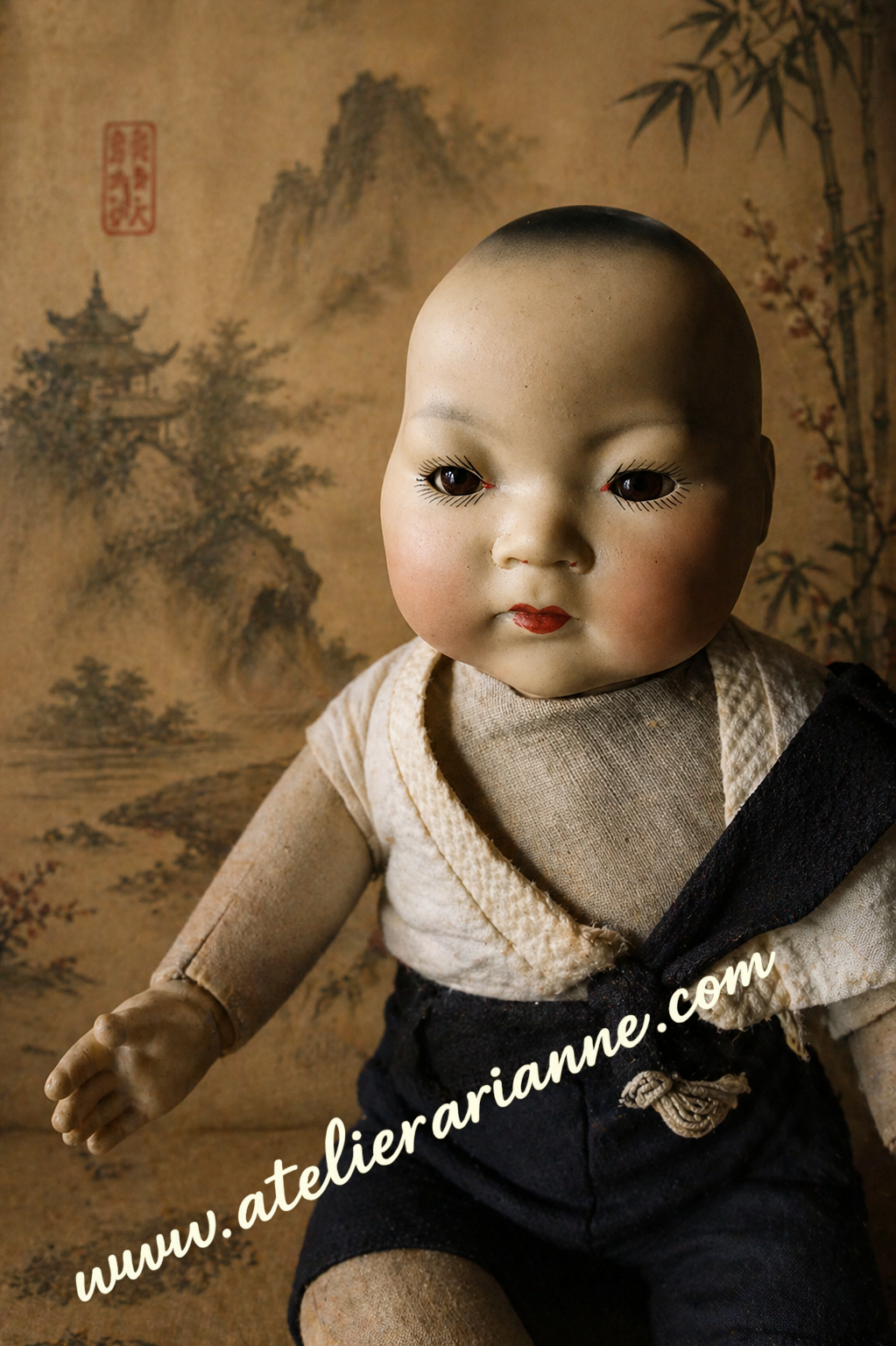 Armand Marseille 353/0 — collection d’Albert et Viviane — Poupée de caractère Armand Marseille 353 / 10, tête en biscuit, cheveux noirs peints, yeux dormeurs en verre et tenue de petit garçon — vue 1.