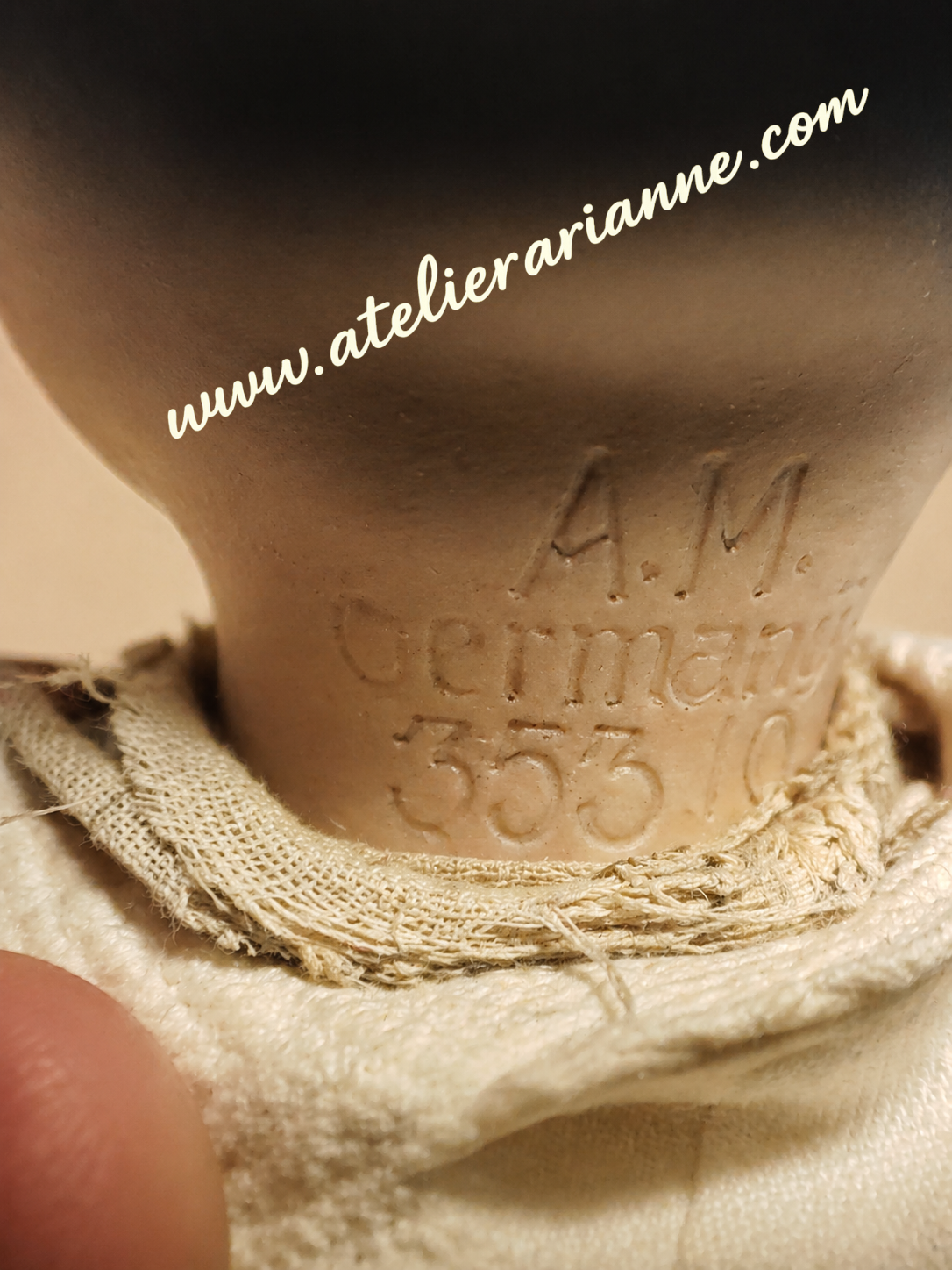 Armand Marseille 353/0 — collection d’Albert et Viviane — Marquage au dos de la tête : A.M. Germany 353 / 10. Ce marquage identifie une poupée de caractère Armand Marseille, moule 353, taille 10, de fabrication allemande — vue 2.