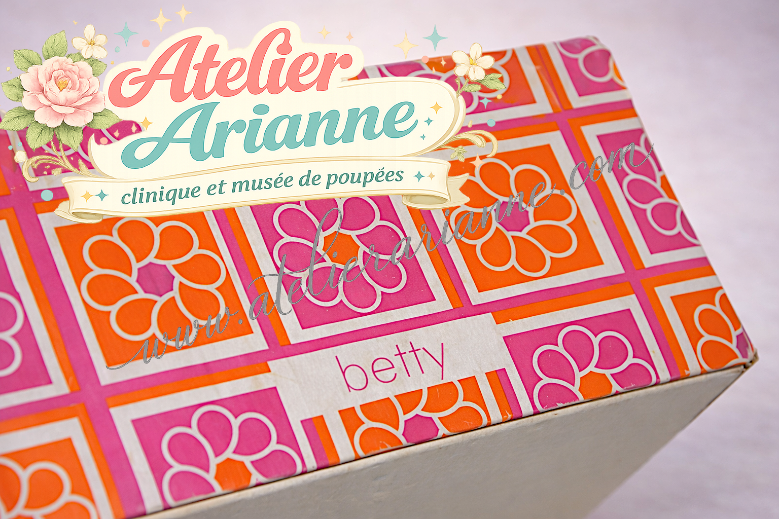 Bella 45 cm marquée 1.45.0.1 — enquête autour de « Betty » — Bella, Bella 45 cm, Bella Betty, Betty Bella, Bella 1.45.0.1, 1.45.0.1, 1-45-01, Bella série spéciale, poupée Bella années 70, Bella hors catalogue, Bella non répertoriée, poupée Bella PVC, robe originale Bella, chaussures originales Bella, boîte Betty Bella, Bella distribution promotionnelle, identification poupée Bella, expertise poupée Bella, marquage Bella, collection poupées françaises, patrimoine poupées Bella, Atelier Arianne, clinique et musée de poupées Dorothée – Atelier Arianne – clinique et musée de poupées — vue 12.