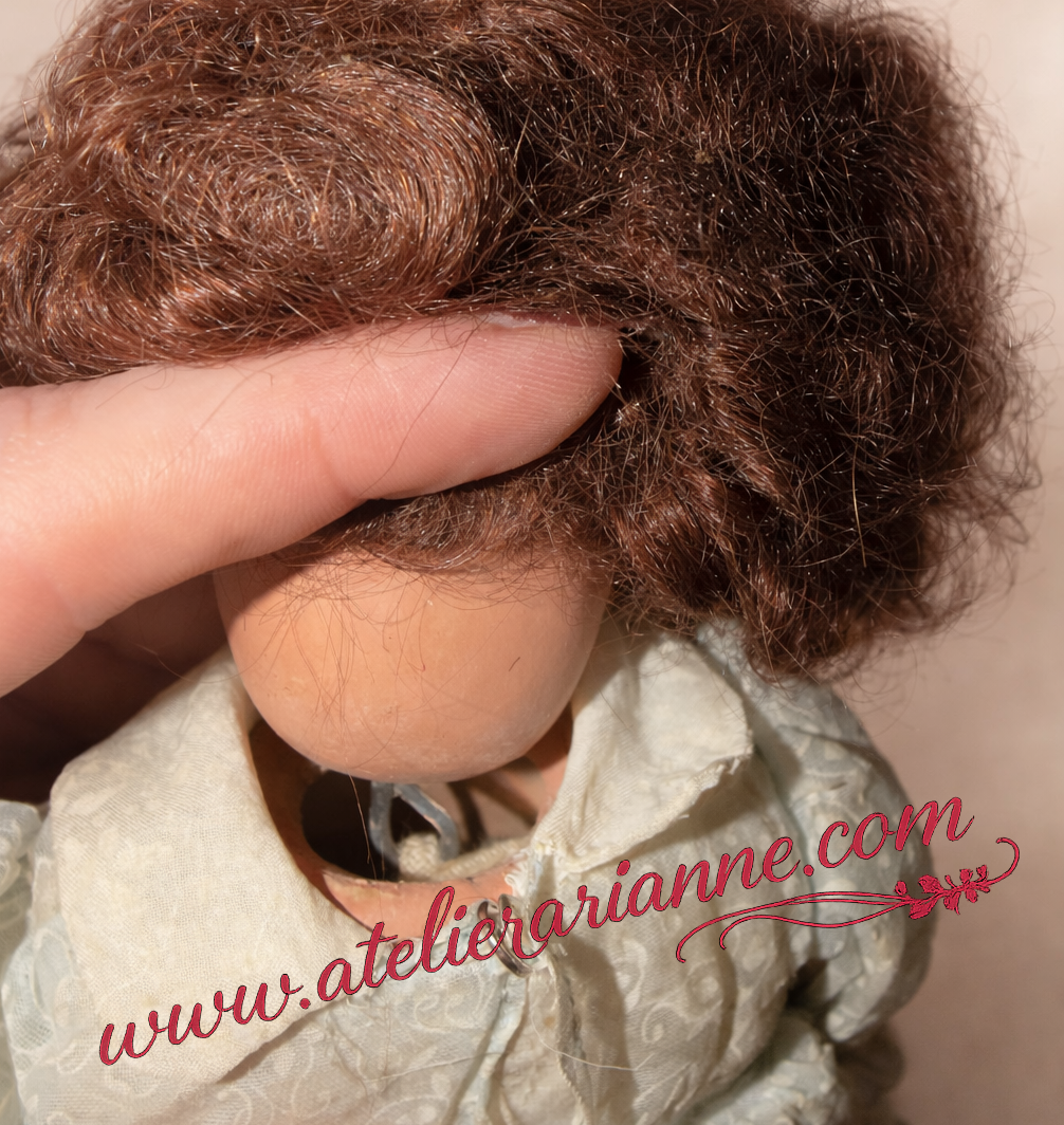 Bella réf. 220/8 — enquête d’identification — Les Enquêtes d’Atelier Arianne Enquête – Identification d’une poupée Bella Ref. 220/8 (cheveux mohair) — document original du blog, vue 3 — vue 3.