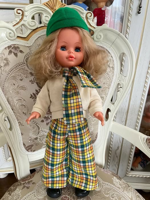 Poupée Bella 45-14, HI-FI 1975-1980 — Série : TOUS ENSEMBLE DANS LA VIE DU MUSÉE « Présentation des poupées dans leurs vêtements d’origine » Poupée Bella 45-14, HI-FI 1975-1980 — document original du blog, vue 1 — vue 1.