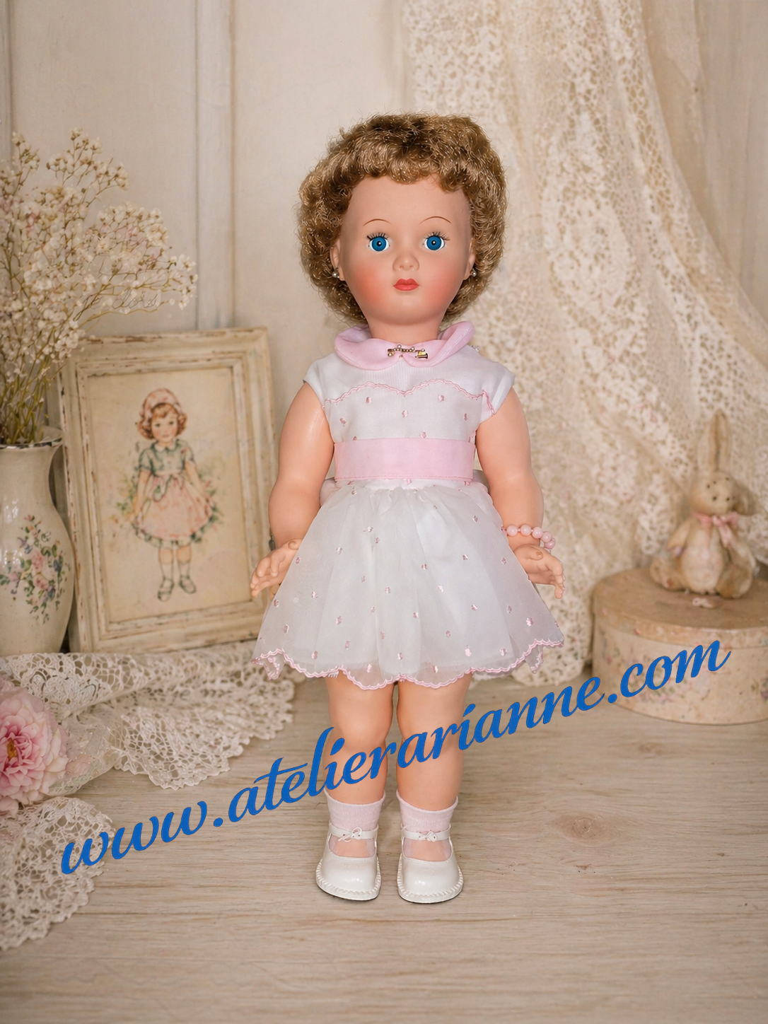Bella M632 Christiane – grande poupée Bella des années 1960 — Portrait de la Bella M632 Christiane, grande poupée Bella des années 1960, avec cheveux implantés, yeux bleus, robe blanche et rose, présentée dans un décor doux et ancien — vue 3.
