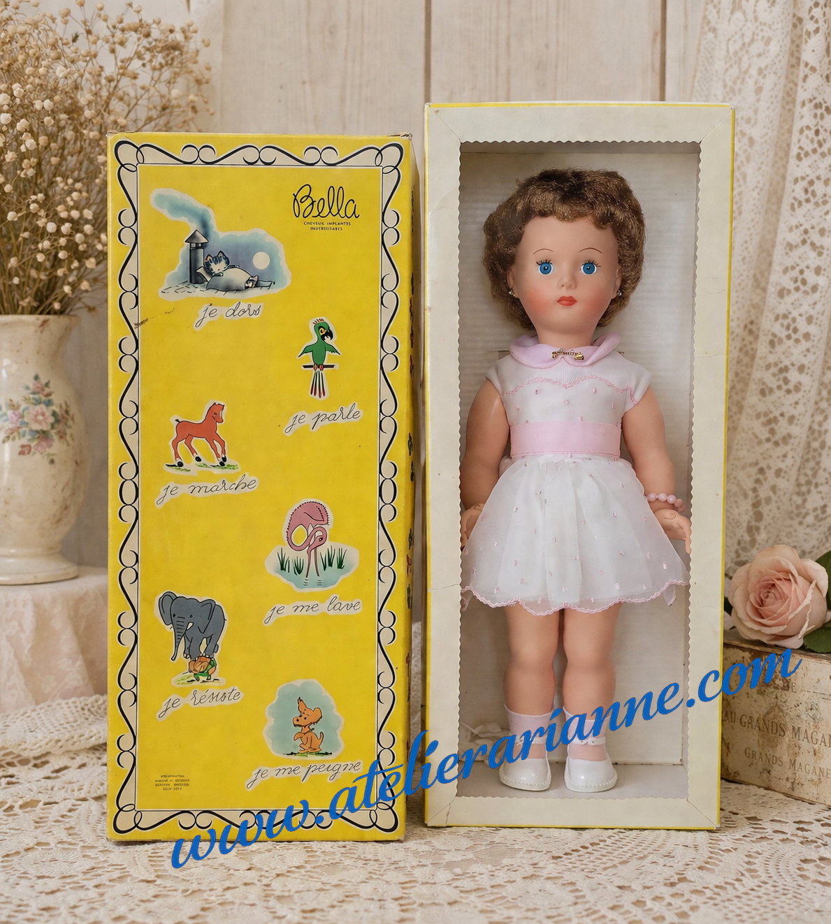 Bella M632 Christiane – grande poupée Bella des années 1960 — Bella M632 Christiane, grande poupée Bella des années 1960 présentée dans sa boîte jaune d’origine, avec tenue blanche et rose, cheveux implantés et étiquette M 632 — vue 1.