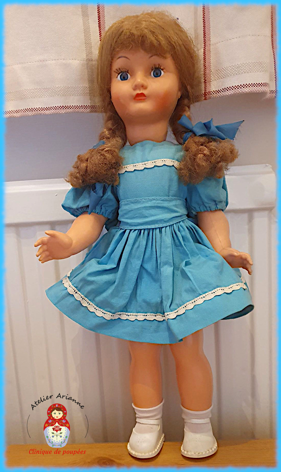 Poupée Bella en tenue d’origine — 04/01/2026 à 16 h 38 — Série : TOUS ENSEMBLE DANS LA VIE DU MUSÉE « Présentation des poupées dans leurs vêtements d’origine » Poupées Bella — document original du blog, vue 1 — vue 1.