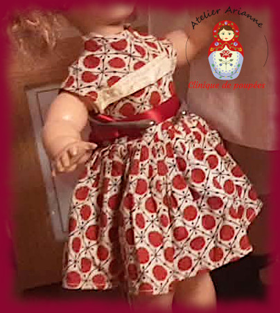 Poupée Bella en tenue d’origine — 04/01/2026 à 22 h 31 — Série : TOUS ENSEMBLE DANS LA VIE DU MUSÉE « Présentation des poupées dans leurs vêtements d’origine » Poupées Bella — document original du blog, vue 2 — vue 2.