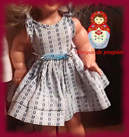 Poupée Bella en tenue d’origine — 04/01/2026 à 22 h 31 — Série : TOUS ENSEMBLE DANS LA VIE DU MUSÉE « Présentation des poupées dans leurs vêtements d’origine » Poupées Bella — document original du blog, vue 3 — vue 3.