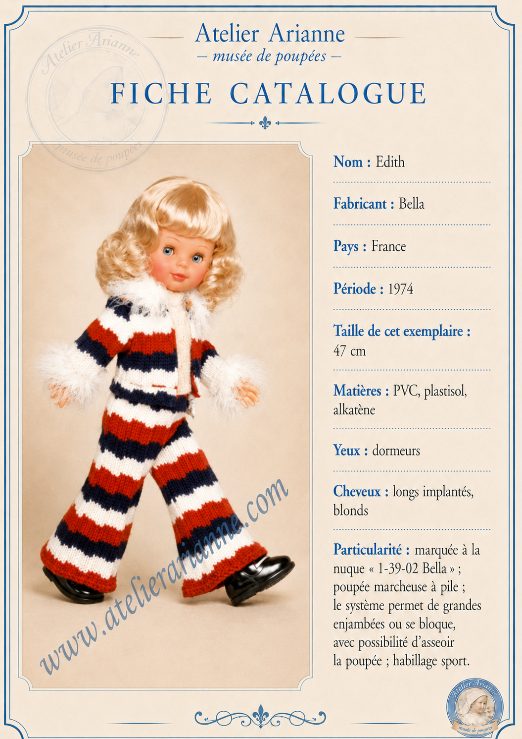 Edith de Bella — poupée marcheuse, 1974 — Fiche catalogue du musée Atelier Arianne consacrée à Edith de Bella, poupée marcheuse française de 1974 avec tenue sport rayée, cheveux blonds et yeux dormeurs — vue 1.