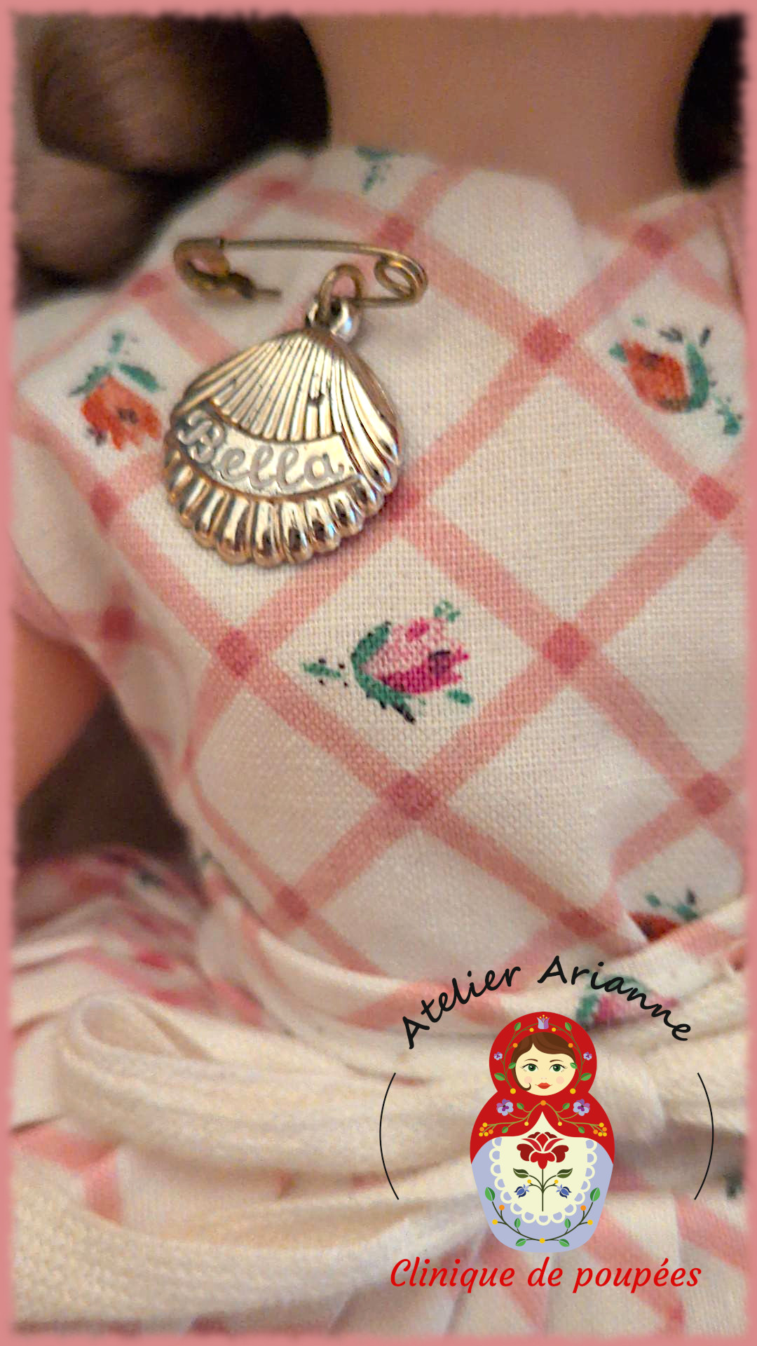 Poupée Nadette de Bella- La petite fille du magasin Bernadette — Série : TOUS ENSEMBLE DANS LA VIE DU MUSÉE « Présentation des poupées dans leurs vêtements d’origine » Poupée Nadette de Bella- La petite fille du magasin Bernadette — document original du blog, vue 2 — vue 2.