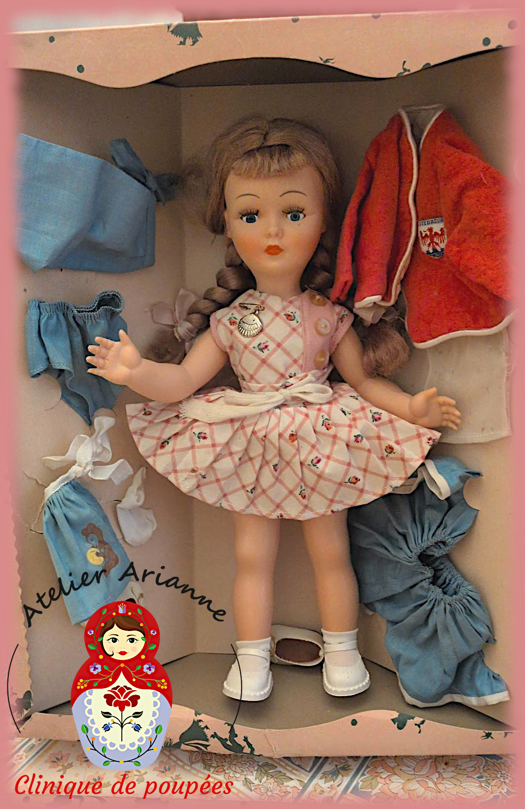 Poupée Nadette de Bella- La petite fille du magasin Bernadette — Série : TOUS ENSEMBLE DANS LA VIE DU MUSÉE « Présentation des poupées dans leurs vêtements d’origine » Poupée Nadette de Bella- La petite fille du magasin Bernadette — document original du blog, vue 1 — vue 1.