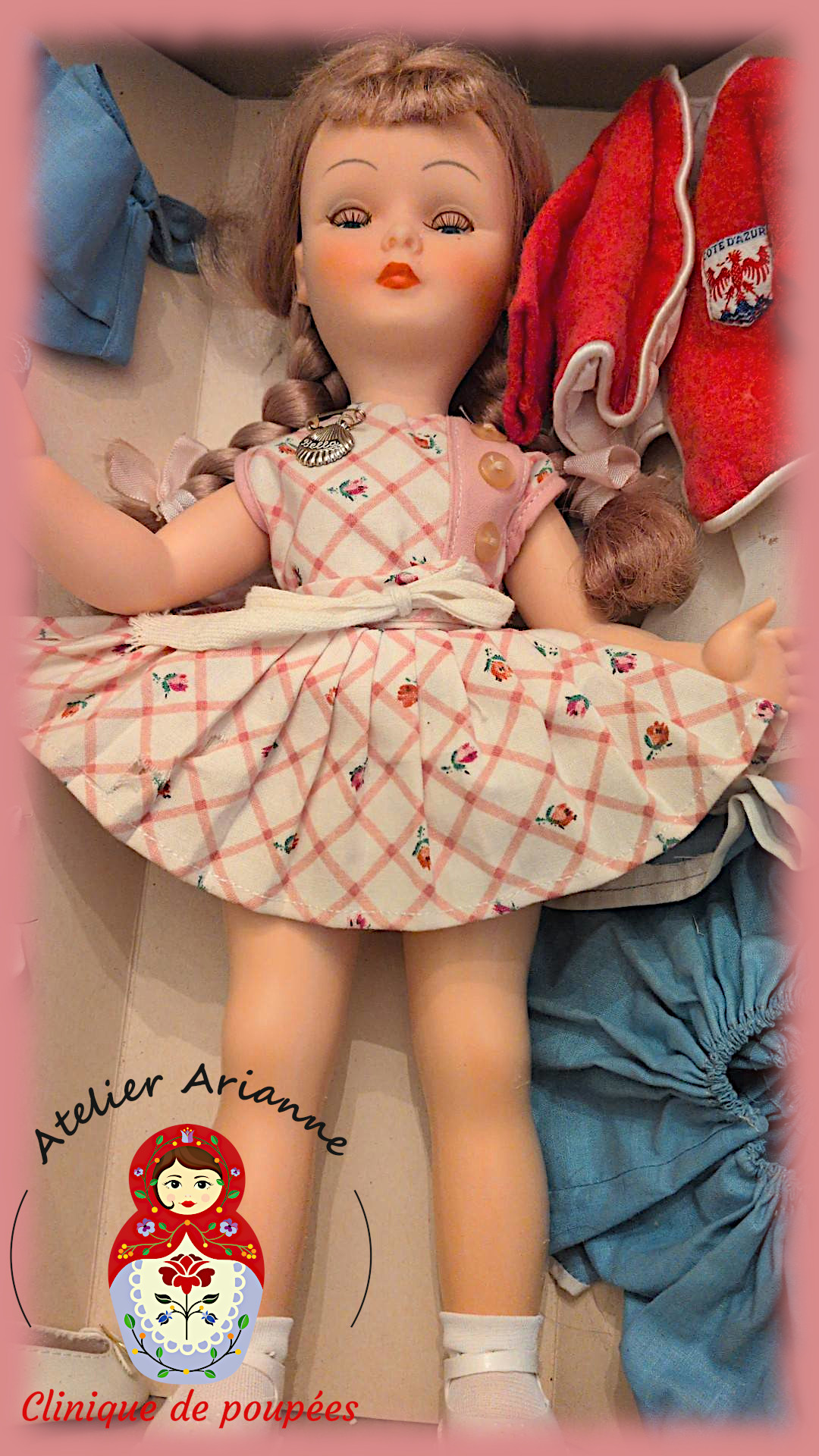 Poupée Nadette de Bella- La petite fille du magasin Bernadette — Série : TOUS ENSEMBLE DANS LA VIE DU MUSÉE « Présentation des poupées dans leurs vêtements d’origine » Poupée Nadette de Bella- La petite fille du magasin Bernadette — document original du blog, vue 3 — vue 3.