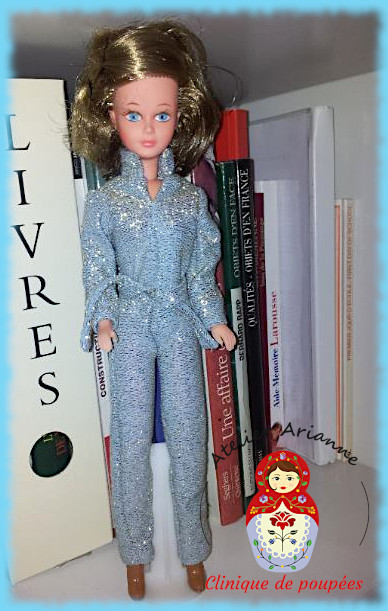 Poupée Tressy de Bella ,tenue « Disco » 1980 — Série : TOUS ENSEMBLE DANS LA VIE DU MUSÉE « Présentation des poupées dans leurs vêtements d’origine » Poupée Tressy de Bella ,tenue « Disco » 1980 — document original du blog, vue 2 — vue 2.
