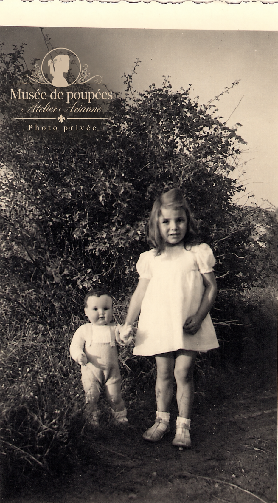 Nano de Convert, compagnon d’enfance — Enfant se promenant avec son poupon Nano de Convert sur une photographie ancienne — vue 1.