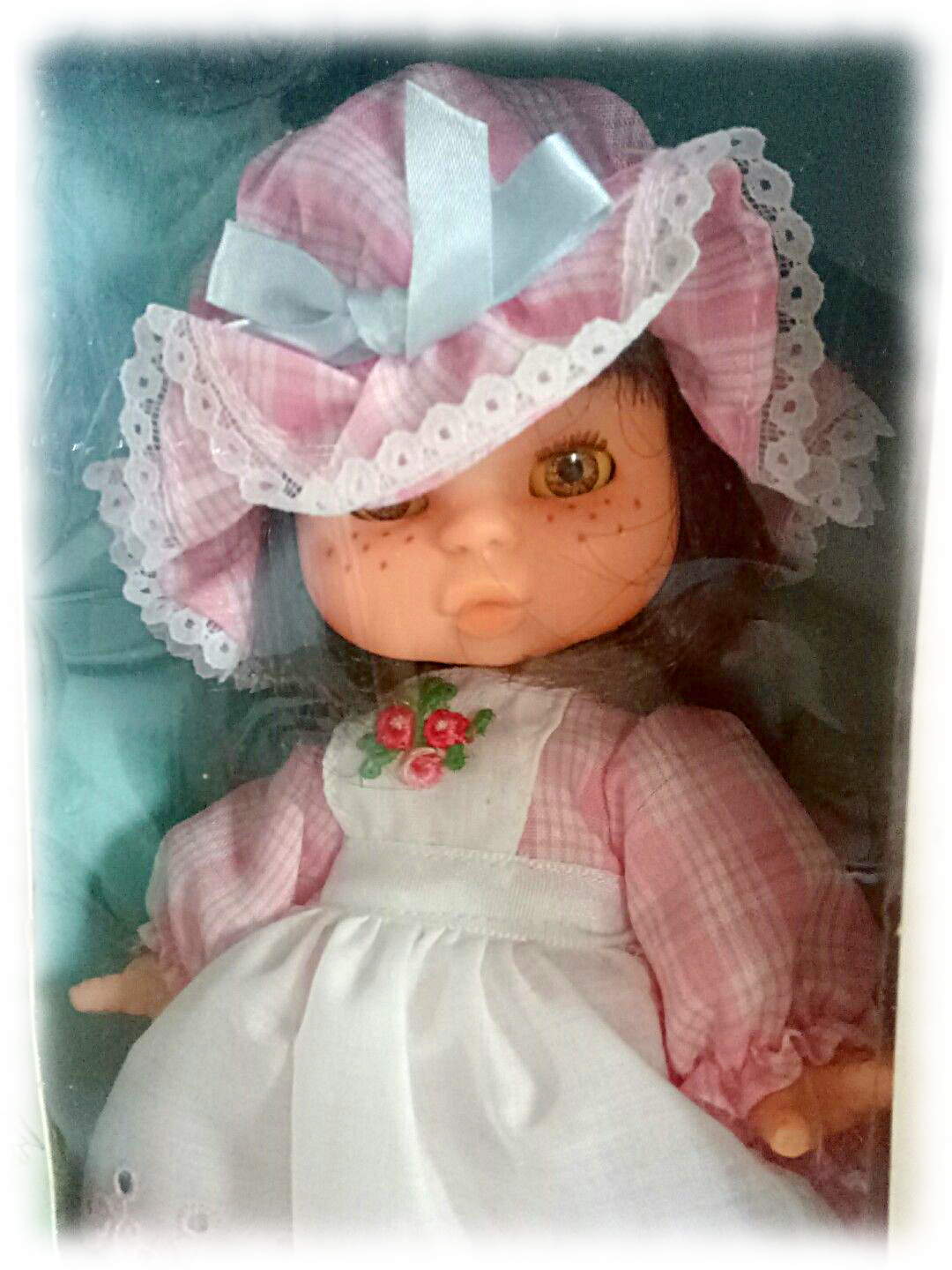 Poupée May de Famosa – caractéristique, tenue, chaussures et boîte d’origine — Poupée May de Famosa – caractéristique, tenue, chaussures et boîte d’origine — document original du blog, vue 1 — vue 1.