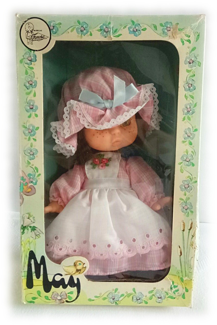 Poupée May de Famosa – caractéristique, tenue, chaussures et boîte d’origine — Poupée May de Famosa – caractéristique, tenue, chaussures et boîte d’origine — document original du blog, vue 3 — vue 2.