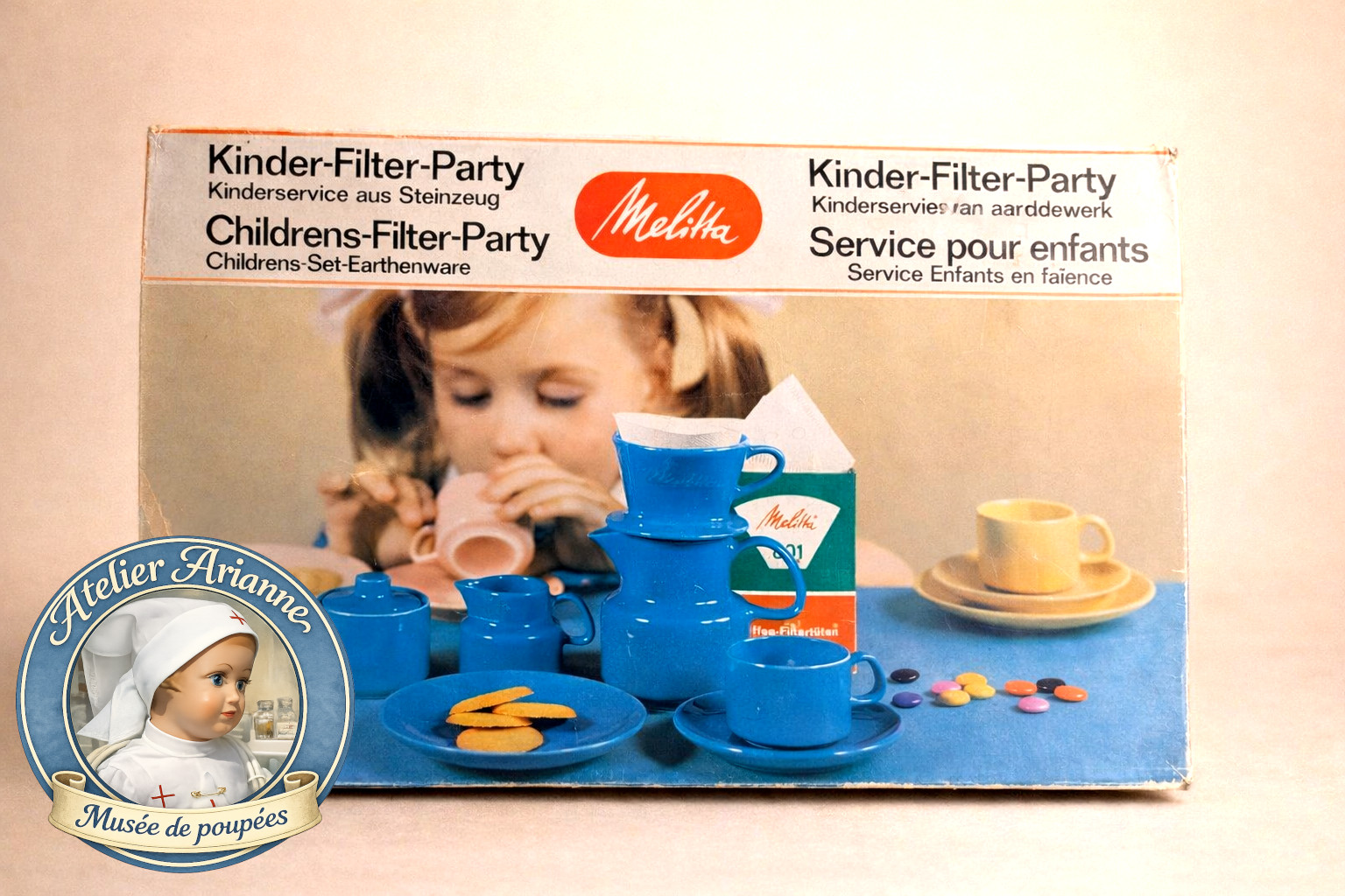 Melitta Kinder-Filter-Party — une dînette miniature en grès — Boîte Melitta Kinder-Filter-Party : illustration du service miniature — vue 1.