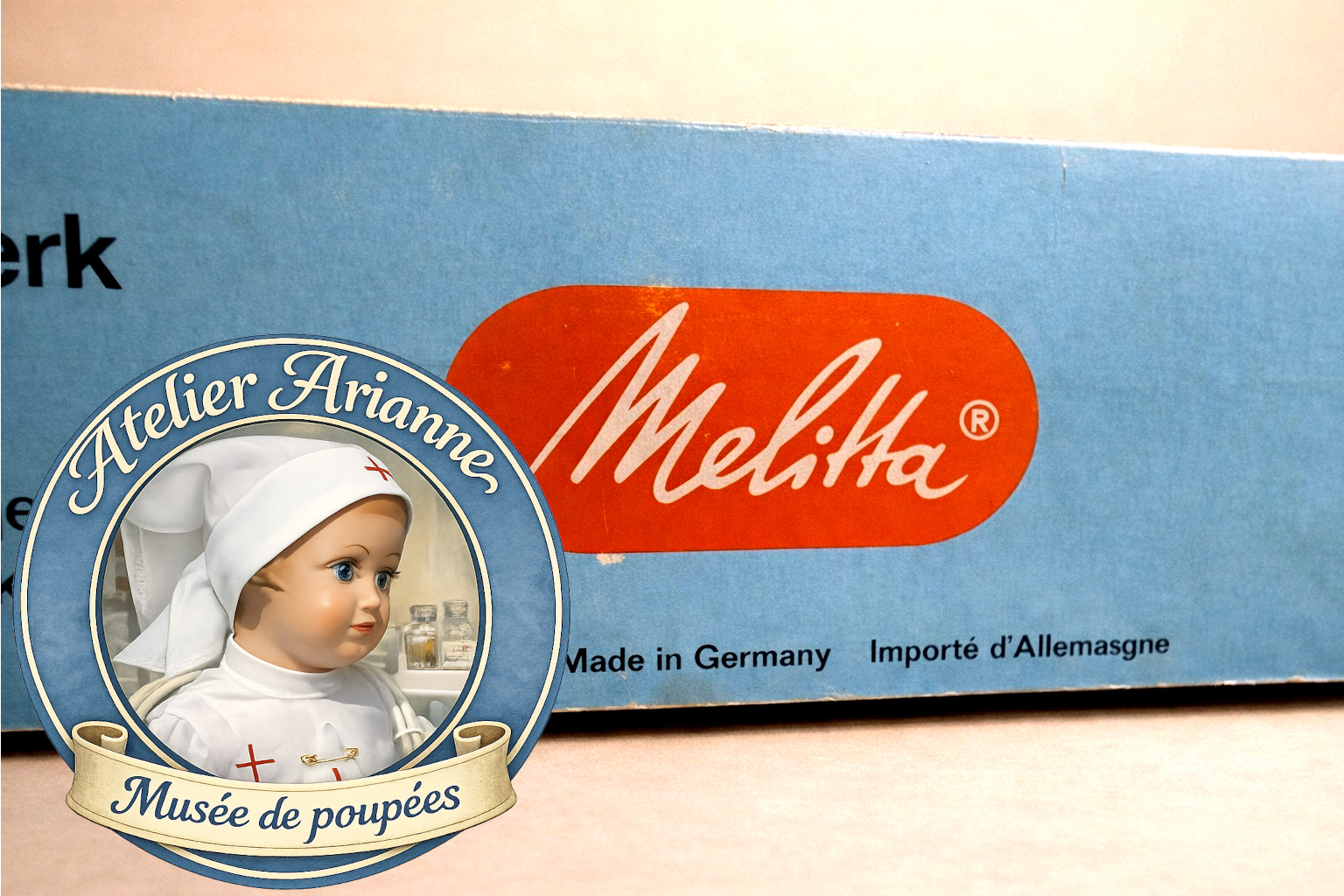 Melitta Kinder-Filter-Party — une dînette miniature en grès — Détail du logo Melitta et de la mention de fabrication allemande — vue 5.