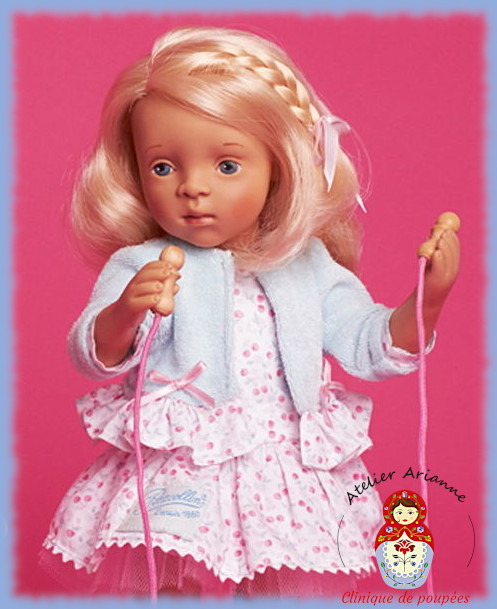 Poupée Minouche « Joëlle » de Petitcollin — Série : TOUS ENSEMBLE DANS LA VIE DU MUSÉE « Présentation des poupées dans leurs vêtements d’origine » Poupée Minouche « Joëlle » de Petitcollin — document original du blog, vue 3 — vue 3.
