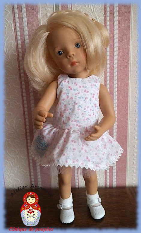 Poupée Minouche « Joëlle » de Petitcollin — Série : TOUS ENSEMBLE DANS LA VIE DU MUSÉE « Présentation des poupées dans leurs vêtements d’origine » Poupée Minouche « Joëlle » de Petitcollin — document original du blog, vue 2 — vue 2.