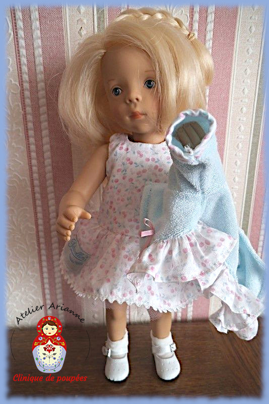 Poupée Minouche « Joëlle » de Petitcollin — Série : TOUS ENSEMBLE DANS LA VIE DU MUSÉE « Présentation des poupées dans leurs vêtements d’origine » Poupée Minouche « Joëlle » de Petitcollin — document original du blog, vue 1 — vue 1.