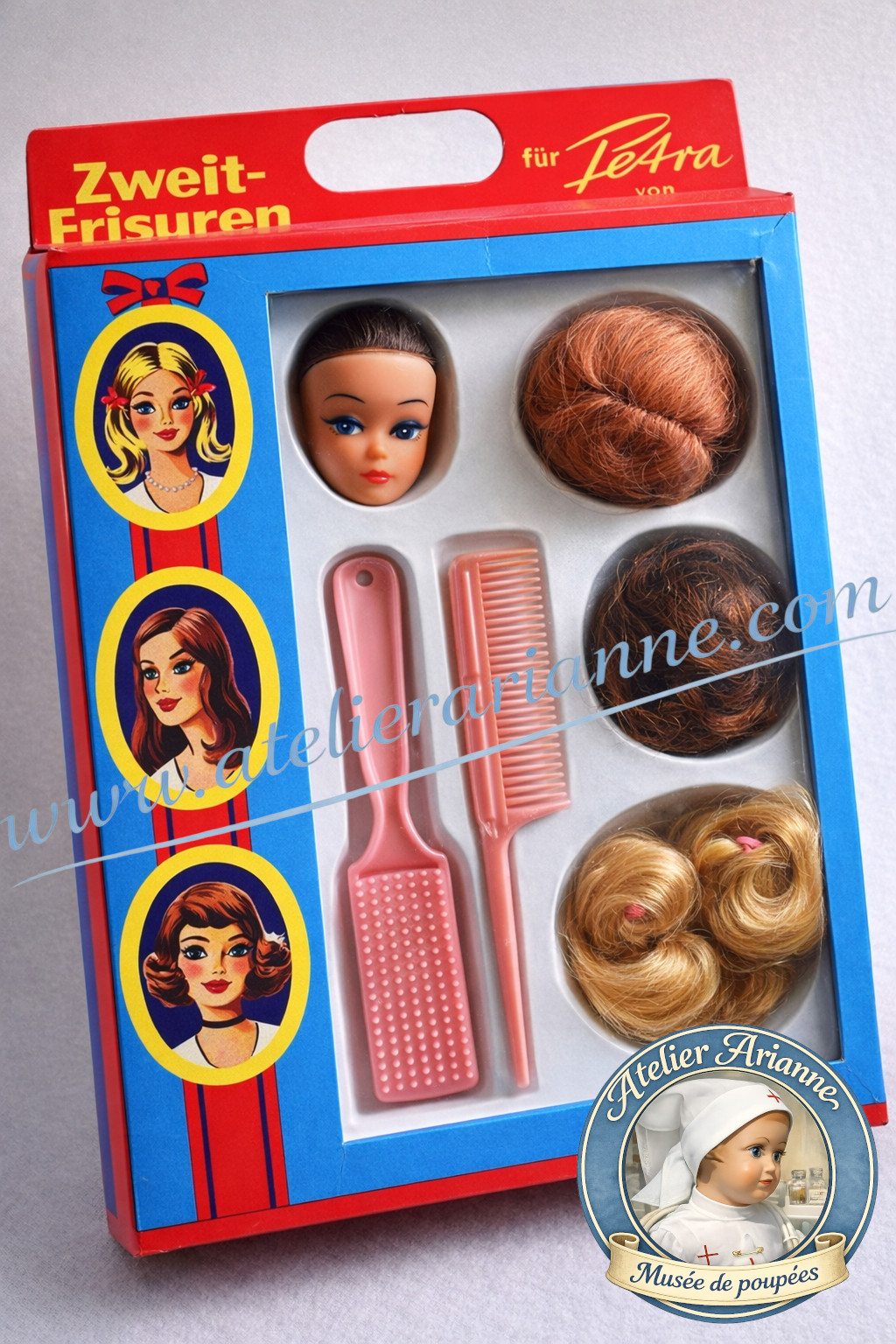 Petra de Plasty — coffret de coiffure Zweit-Frisuren — Coffret Petra Zweit-Frisuren : tête, perruques et accessoires, photographie d’ouverture du billet — vue 1.