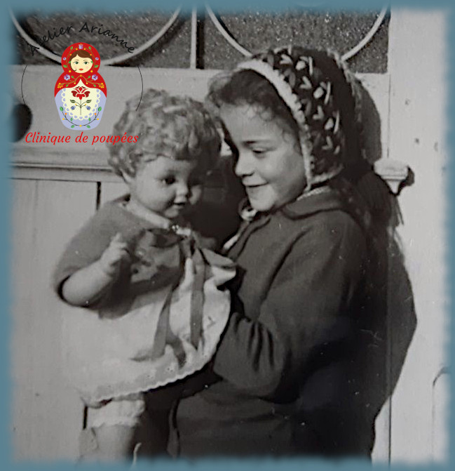 Souvenir d’enfance — poupée Raynal, 1964 — Série : TOUS ENSEMBLE DANS LA VIE DU MUSÉE « Présentation de photos avec ma poupée, ma peluche, mon ours ou un autre jouet de mon enfance » — document original du blog, vue 1 — vue 1.