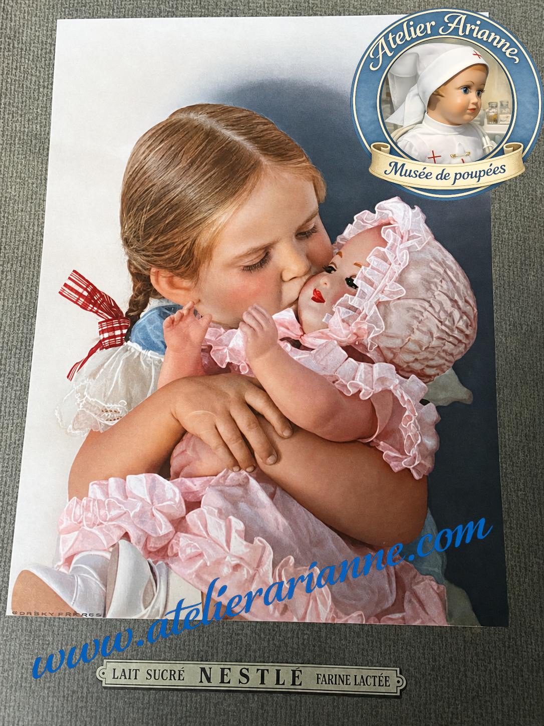 François de SNF — boîte d’origine et publicité Nestlé — François de SNF, bébé Nestlé ancien en celluloïd, présenté avec sa boîte ronde d’origine et son affiche publicitaire Nestlé ancienne — vue 3.