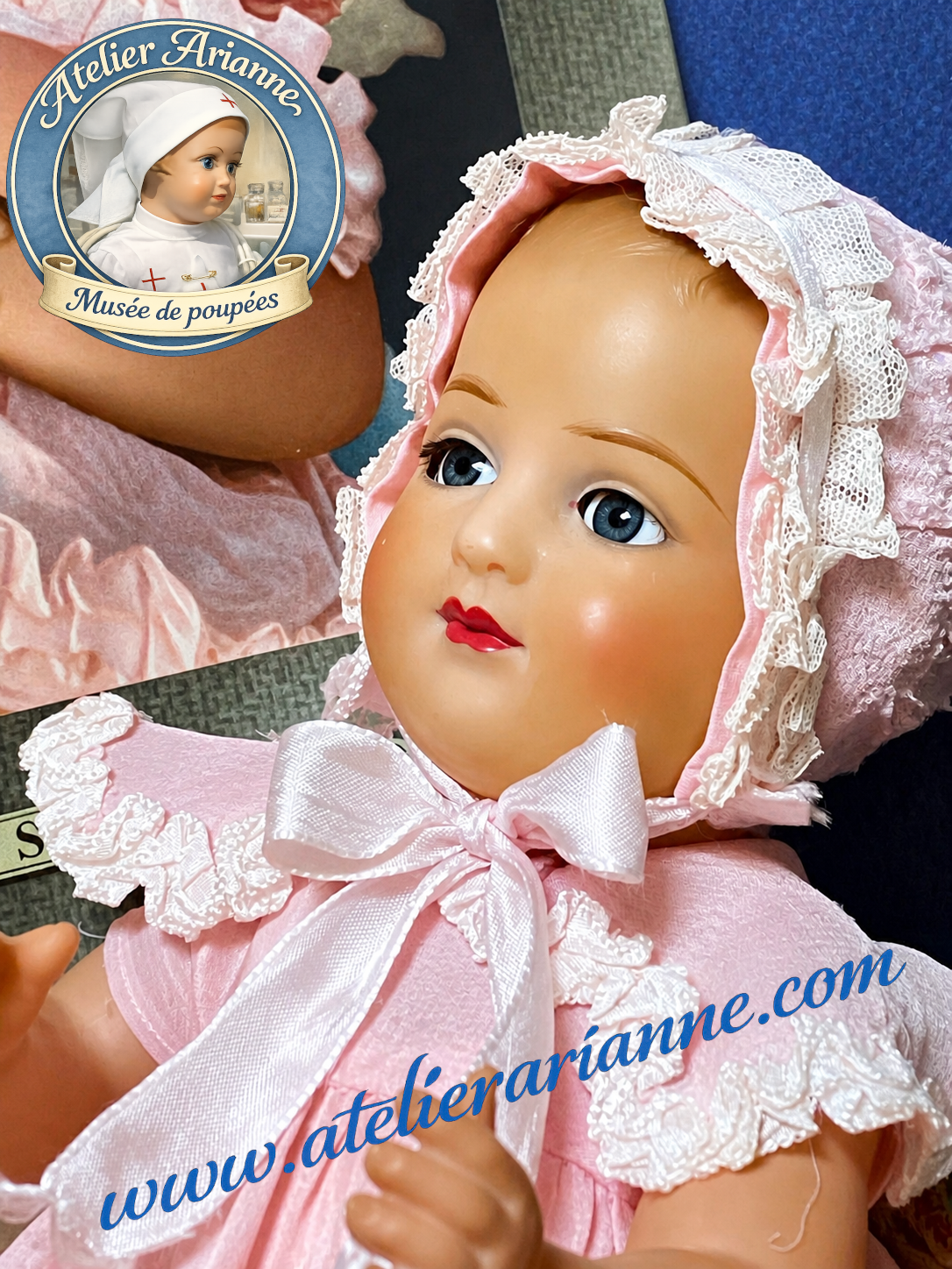 François de SNF — boîte d’origine et publicité Nestlé — François de SNF, bébé Nestlé ancien en celluloïd, présenté avec sa boîte ronde d’origine et son affiche publicitaire Nestlé ancienne — vue 4.