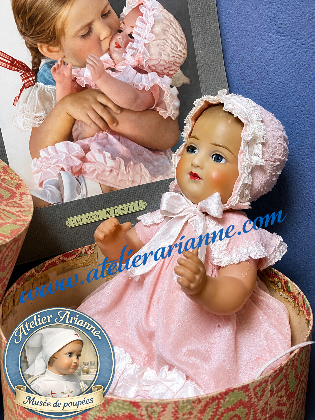 François de SNF — boîte d’origine et publicité Nestlé — François de SNF, bébé Nestlé ancien en celluloïd, présenté dans sa boîte ronde d’origine avec son affiche publicitaire Nestlé — vue 1.