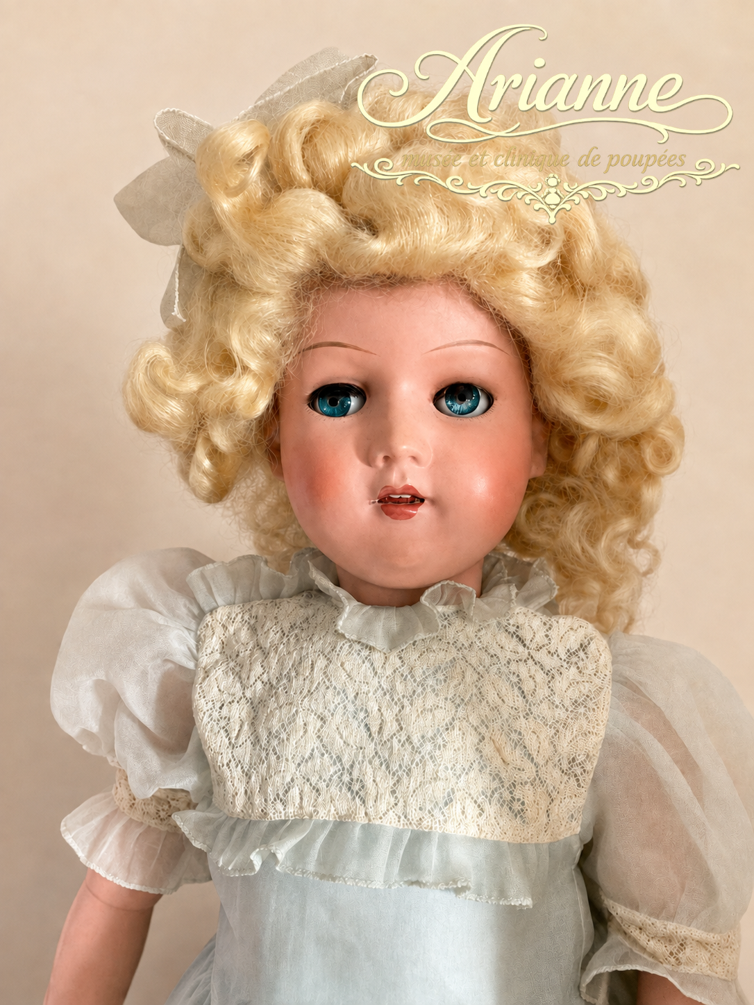 Poupée UNICA « Laure » des années 1930 en boîte d’origine — Visage de la poupée UNICA Laure avec perruque en mohair blond — vue 2.