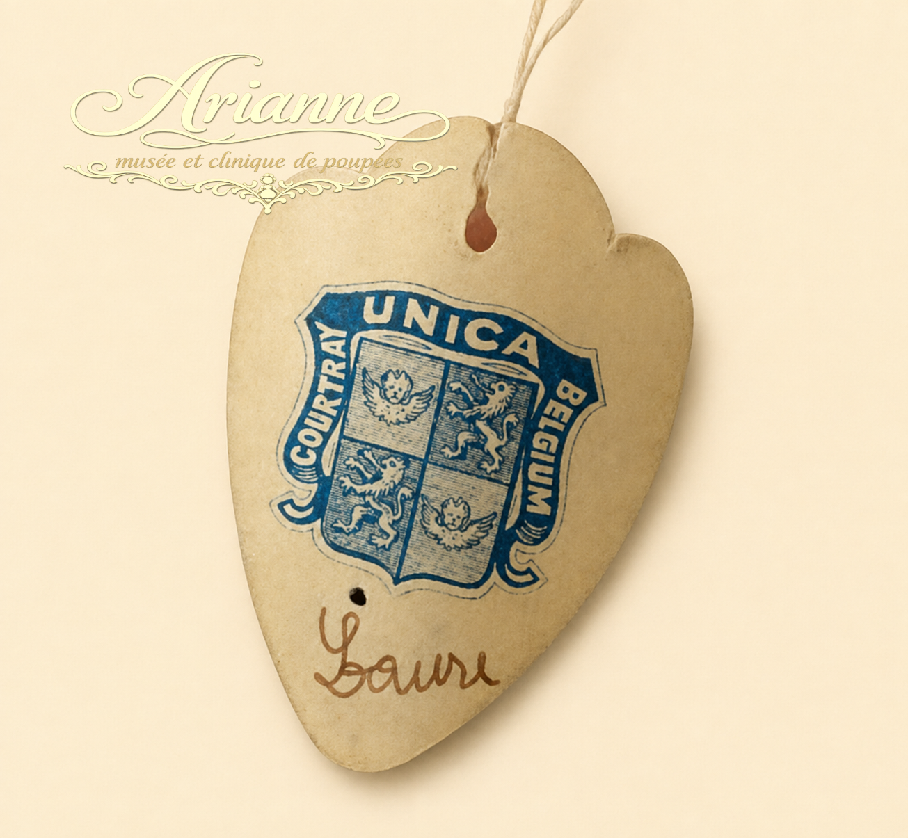 Poupée UNICA « Laure » des années 1930 en boîte d’origine — Étiquette UNICA Courtrai Belgium portant le prénom Laure — vue 4.