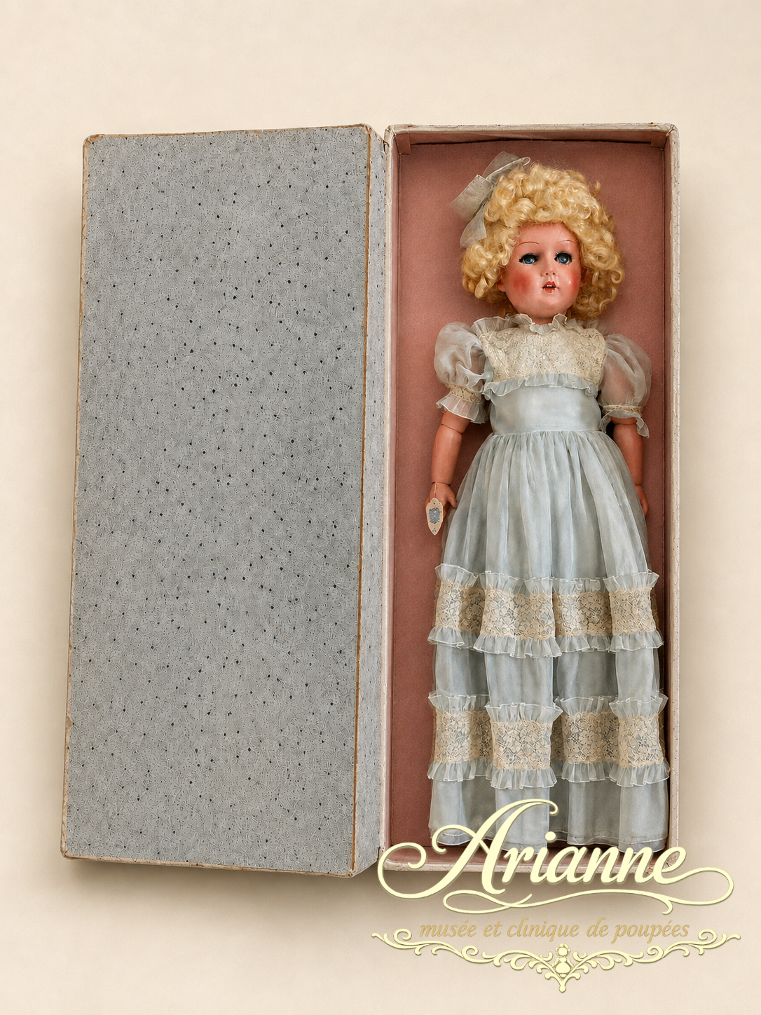 Poupée UNICA « Laure » des années 1930 en boîte d’origine — Vue générale de Laure avec sa longue robe ancienne ornée de dentelles — vue 3.