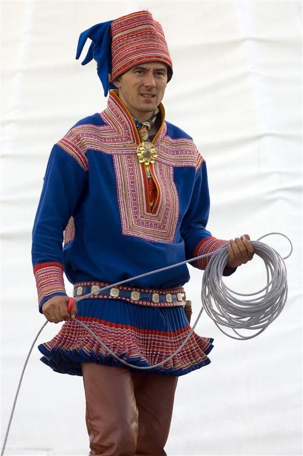 PETITE POUPÉE PORTANT LE COSTUME TRADITIONNEL SAMI — PETITE POUPÉE PORTANT LE COSTUME TRADITIONNEL SAMI — document original du blog, vue 2 — vue 2.