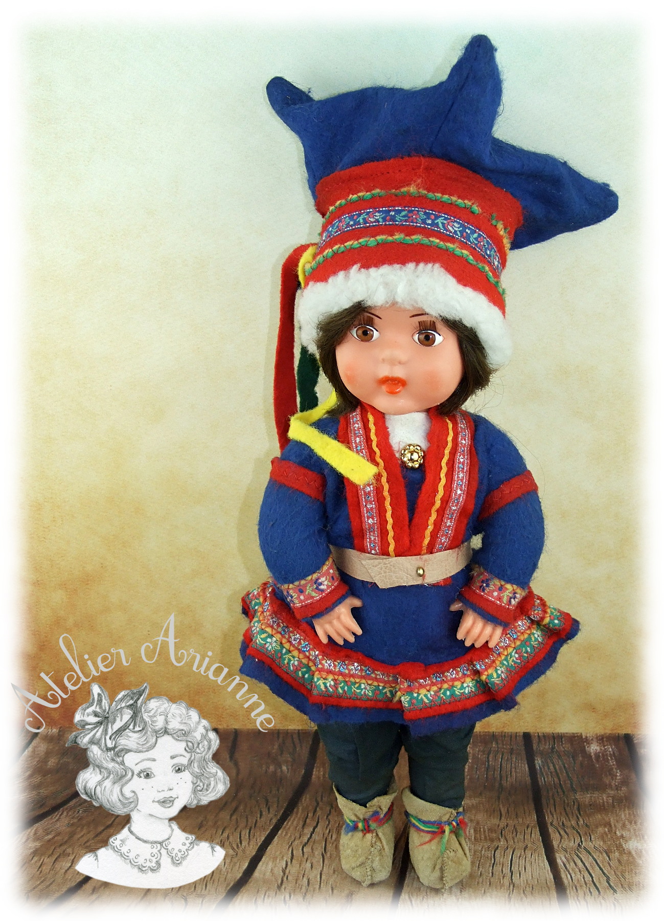 PETITE POUPÉE PORTANT LE COSTUME TRADITIONNEL SAMI — PETITE POUPÉE PORTANT LE COSTUME TRADITIONNEL SAMI — document original du blog, vue 1 — vue 1.