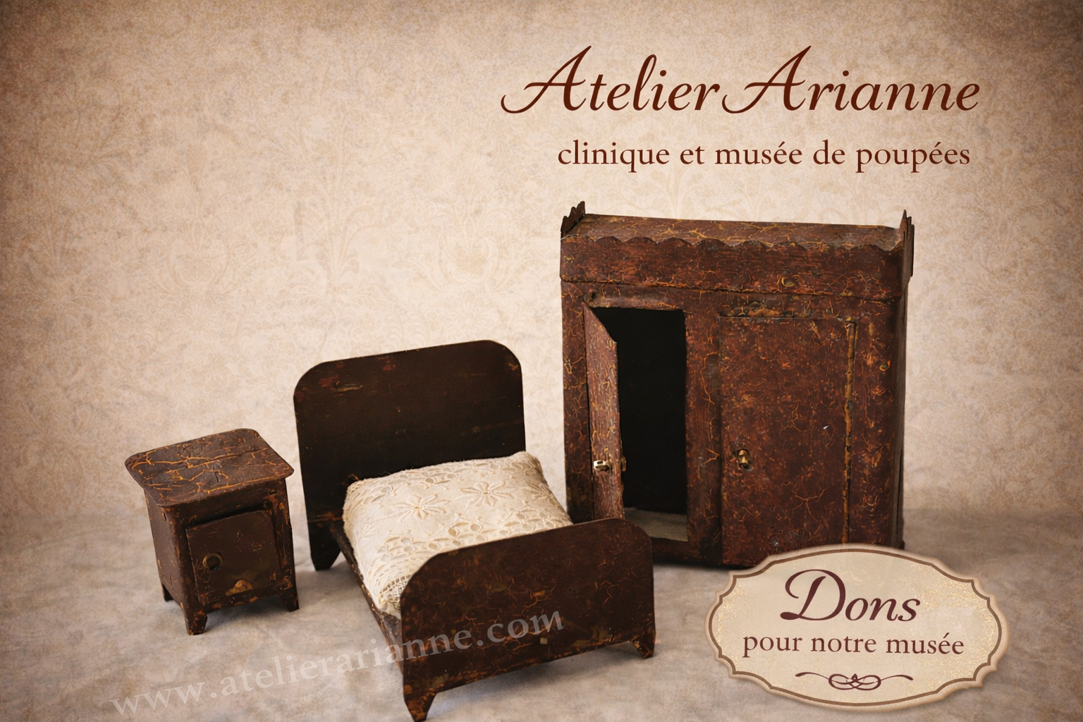 Mobilier métallique de maison de poupée — ensemble offert par Elisabeth — Ensemble de mobilier miniature offert par Elisabeth au musée : armoire, lit et petit meuble de chevet — vue 1.