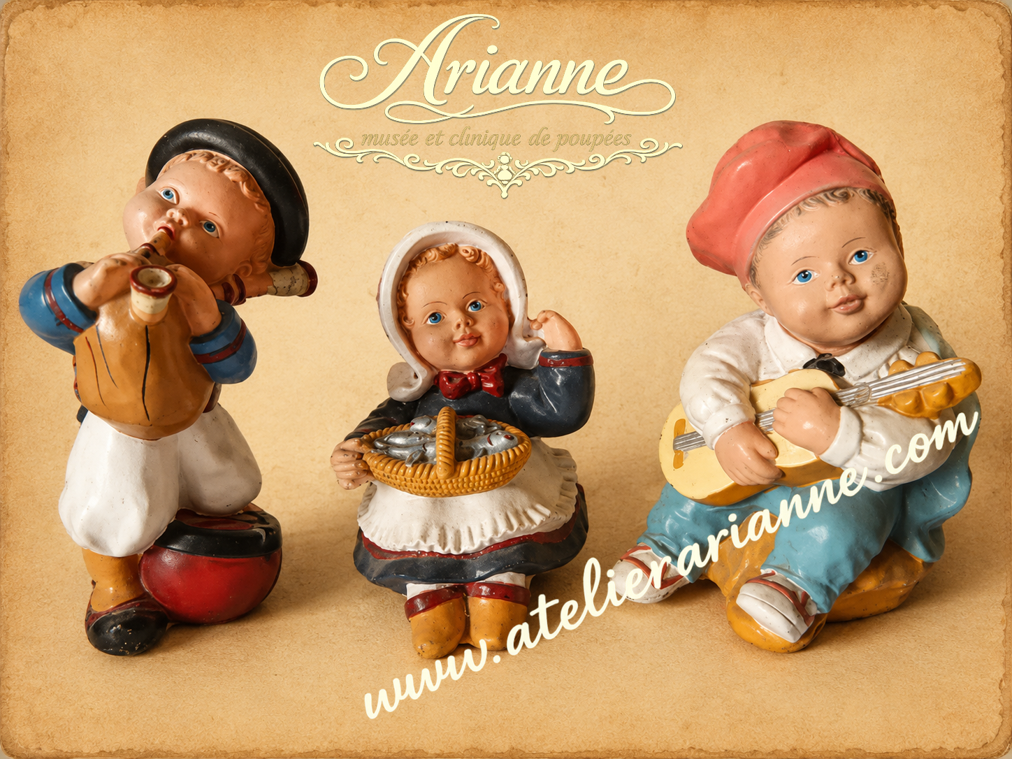 Les pouëts-pouëts anciens : petits jouets sonores, grande histoire de l’enfance — Pouëts-pouëts anciens représentant des petits personnages musiciens et régionaux, jouets sonores du XXe siècle en matière souple, issus de la collection partagée par Mouchette — vue 5.
