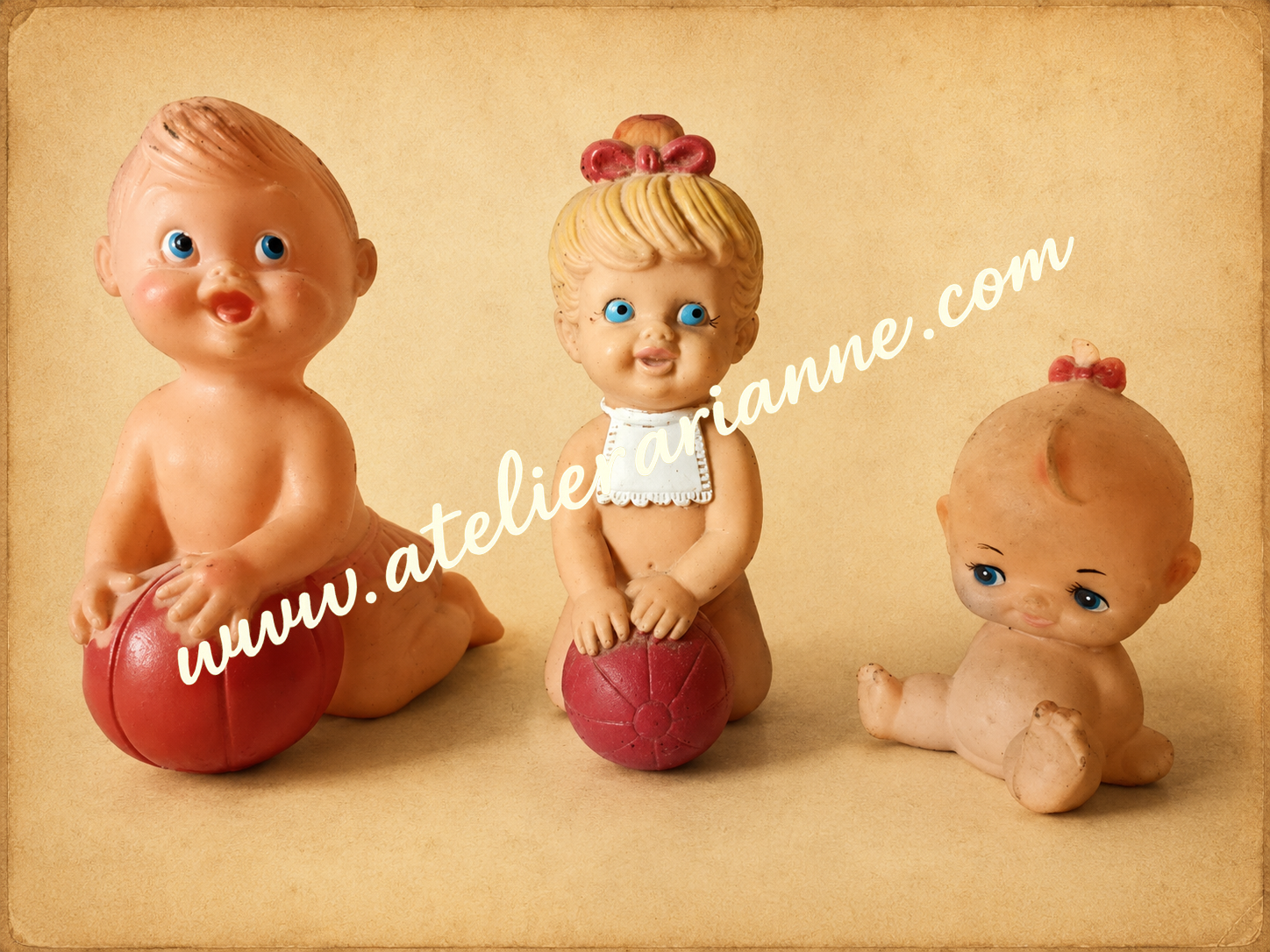 Les pouëts-pouëts anciens : petits jouets sonores, grande histoire de l’enfance — Pouëts-pouëts anciens représentant trois bébés avec ballons, jouets sonores du XXe siècle en matière souple, issus de la collection partagée par Mouchette — vue 4.