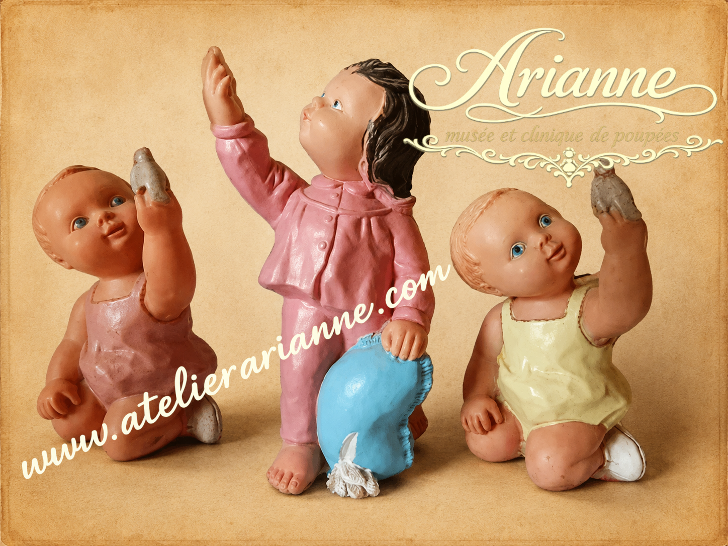 Les pouëts-pouëts anciens : petits jouets sonores, grande histoire de l’enfance — Pouëts-pouëts anciens représentant trois enfants avec de petits oiseaux, jouets sonores du XXe siècle en matière souple, présentés dans les archives du musée Atelier Arianne — vue 3.