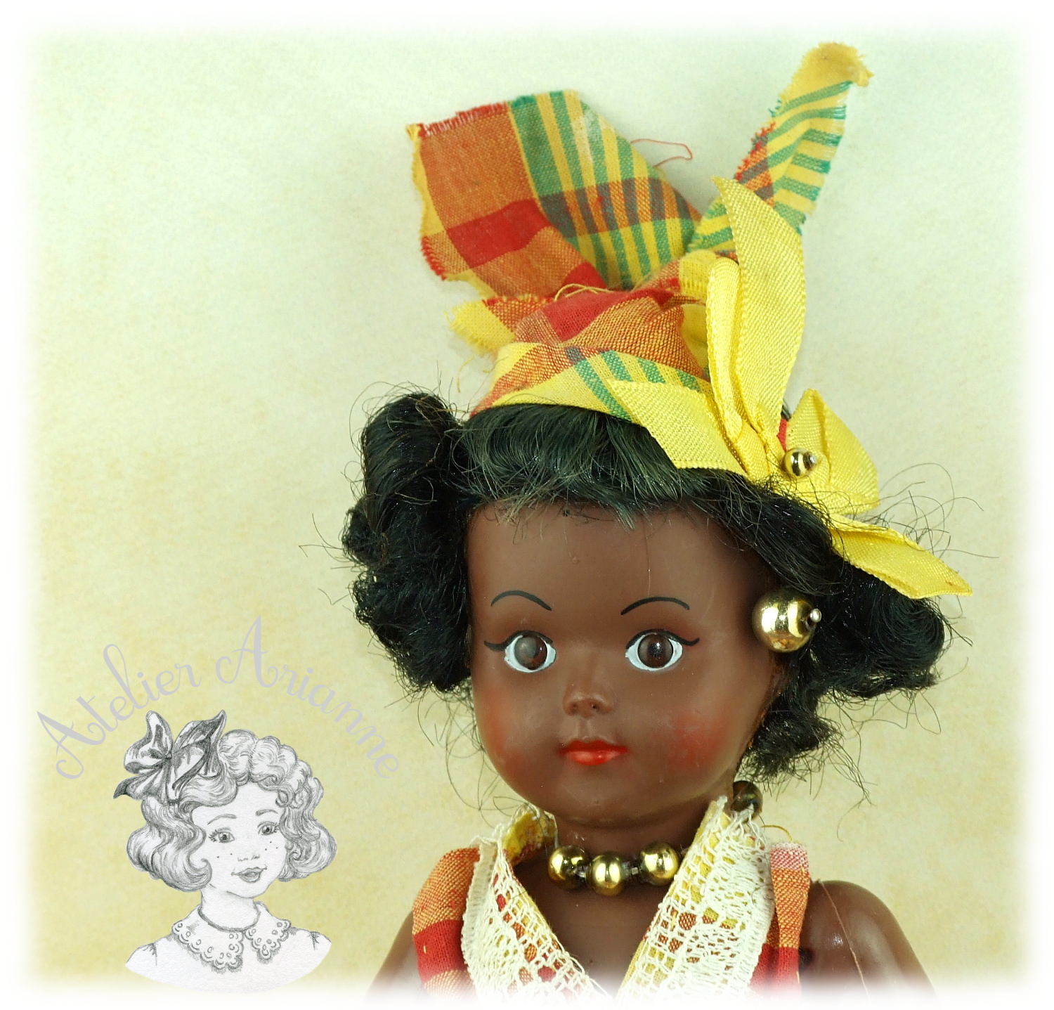 POUPÉE EN COSTUME TRADITIONNEL DES ANTILLES — POUPÉE EN COSTUME TRADITIONNEL DES ANTILLES — vue 1.