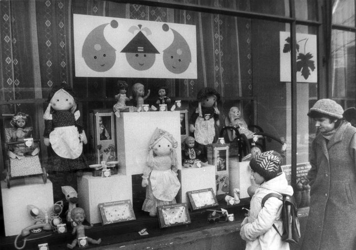 Poupées polonaises en plastique — années 1970–1980 — Poupées polonaises en plastique des années 1970-1980. Sur la dernière photo, on peut voir une vitrine de magasin de jouets. La photographie a été prise entre 1980 et 1985. On y distingue certaines des poupées présentées ici. Photographie partagée par Amelia, que je remercie très chaleureusement — vue 2.