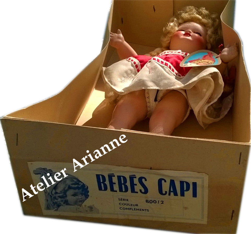 Poupées « Bébé Capi » dans leurs tenues, étiquettes et boîtes d’origine. — Poupées « Bébé Capi » dans leurs tenues, étiquettes et boîtes d’origine. — document original du blog, vue 9 — vue 9.