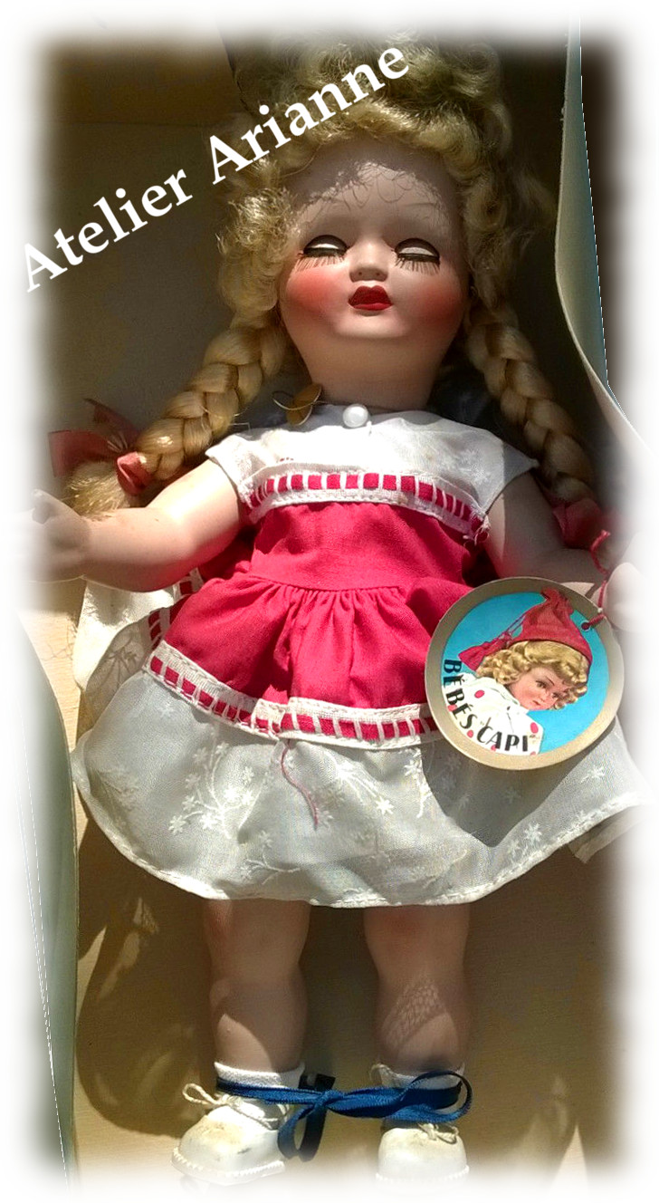 Poupées « Bébé Capi » dans leurs tenues, étiquettes et boîtes d’origine. — Poupées « Bébé Capi » dans leurs tenues, étiquettes et boîtes d’origine. — document original du blog, vue 8 — vue 8.