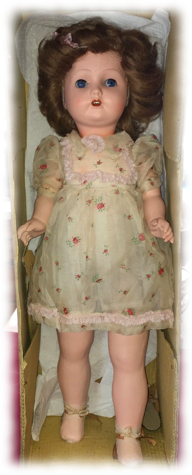 Poupées « Bébé Capi » dans leurs tenues, étiquettes et boîtes d’origine. — Poupées « Bébé Capi » dans leurs tenues, étiquettes et boîtes d’origine. — document original du blog, vue 6 — vue 6.