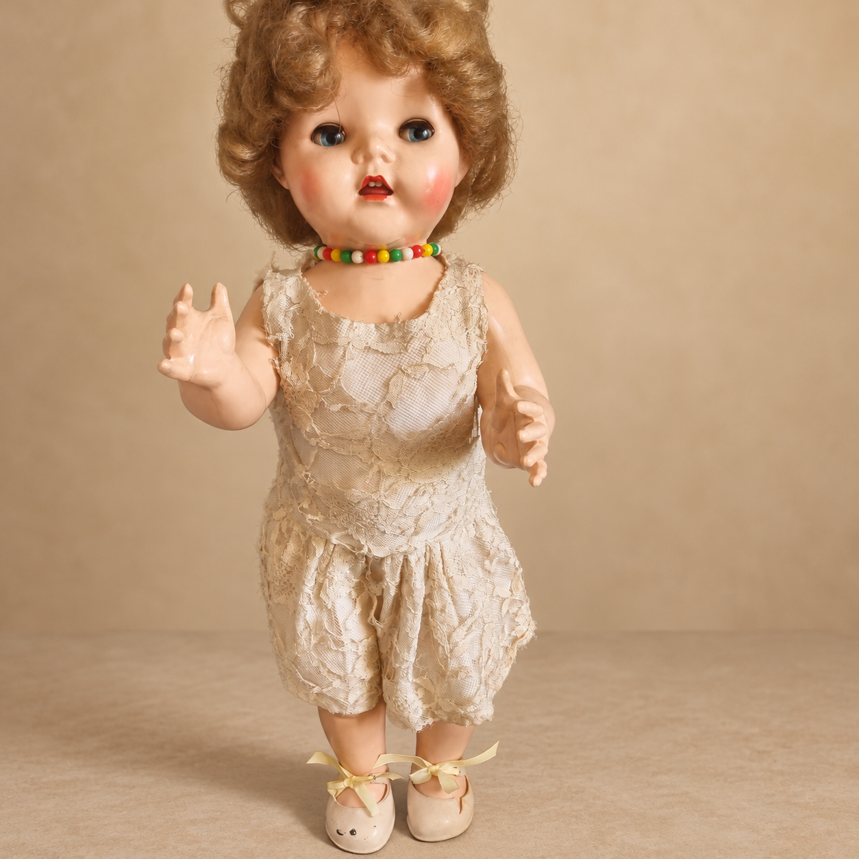 Poupées Pedigree — collection de Marie — Poupée aux cheveux bouclés, vêtue d’une combinaison de dentelle claire et d’un collier de perles colorées — vue 2.