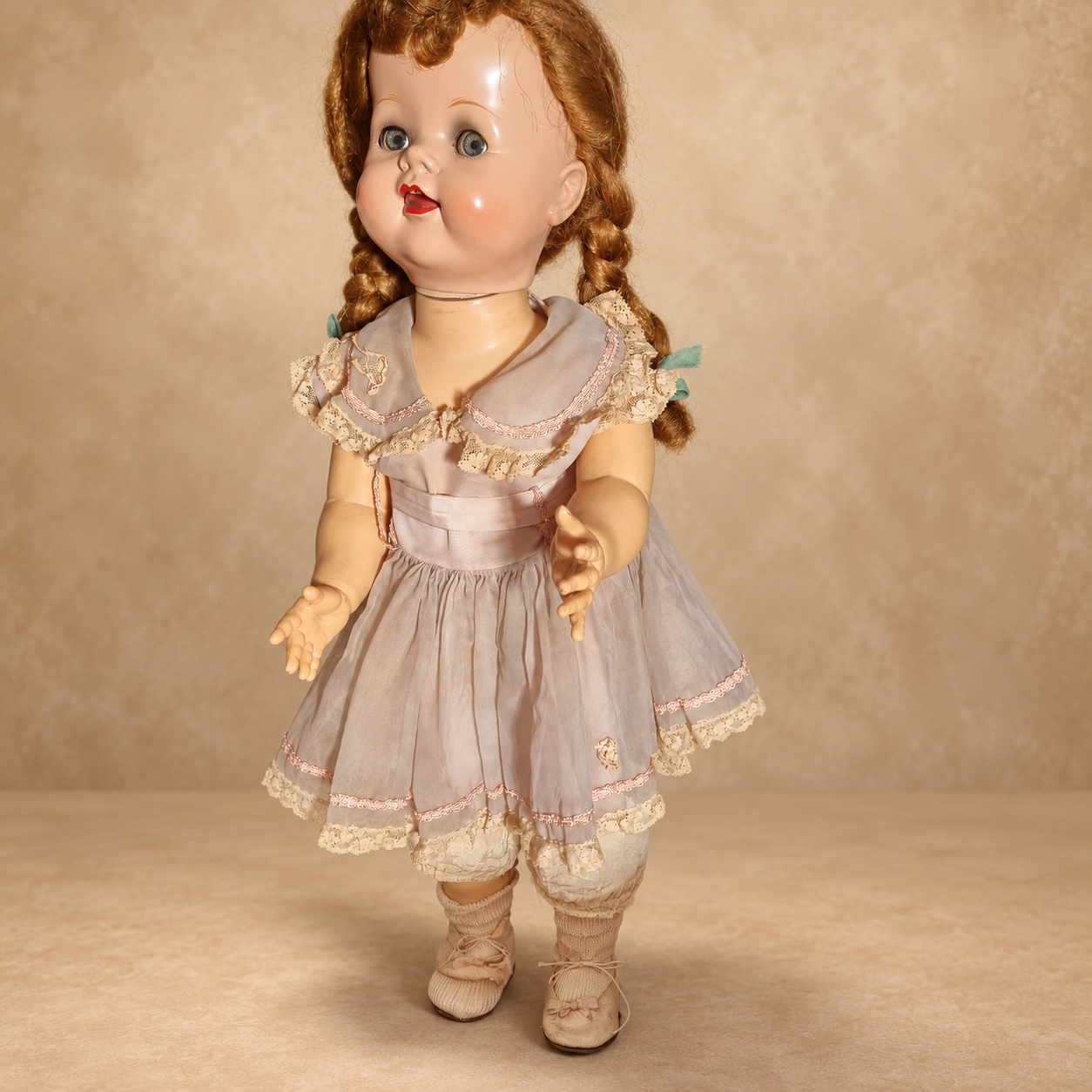 Poupées Pedigree — collection de Marie — Poupée présentée par Marie : robe rose poudré garnie de dentelle, deux longues tresses et chaussures claires — vue 1.