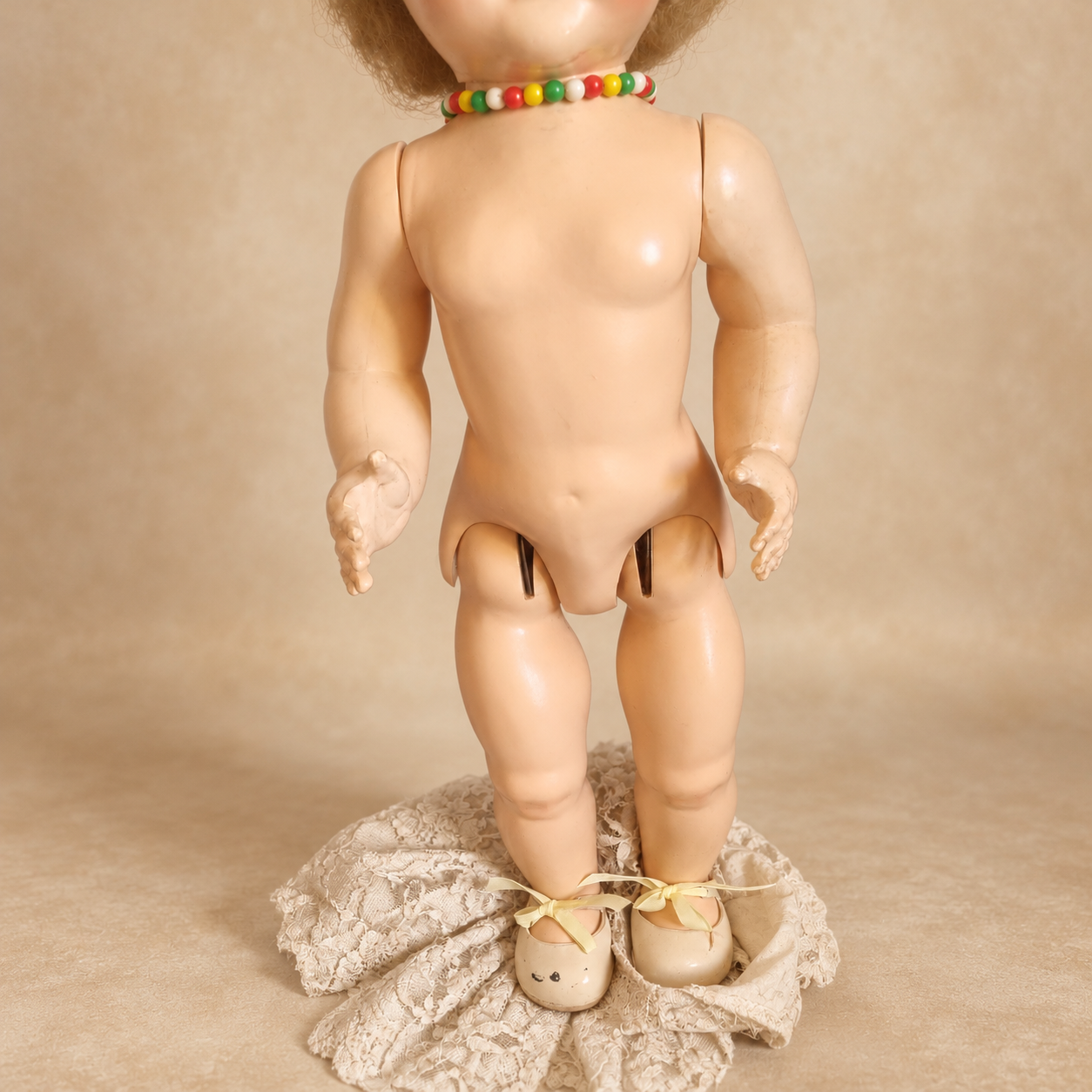 Poupées Pedigree — collection de Marie — Vue du corps articulé, des mains et des jambes, avec chaussures à rubans et vêtements de dentelle — vue 4.