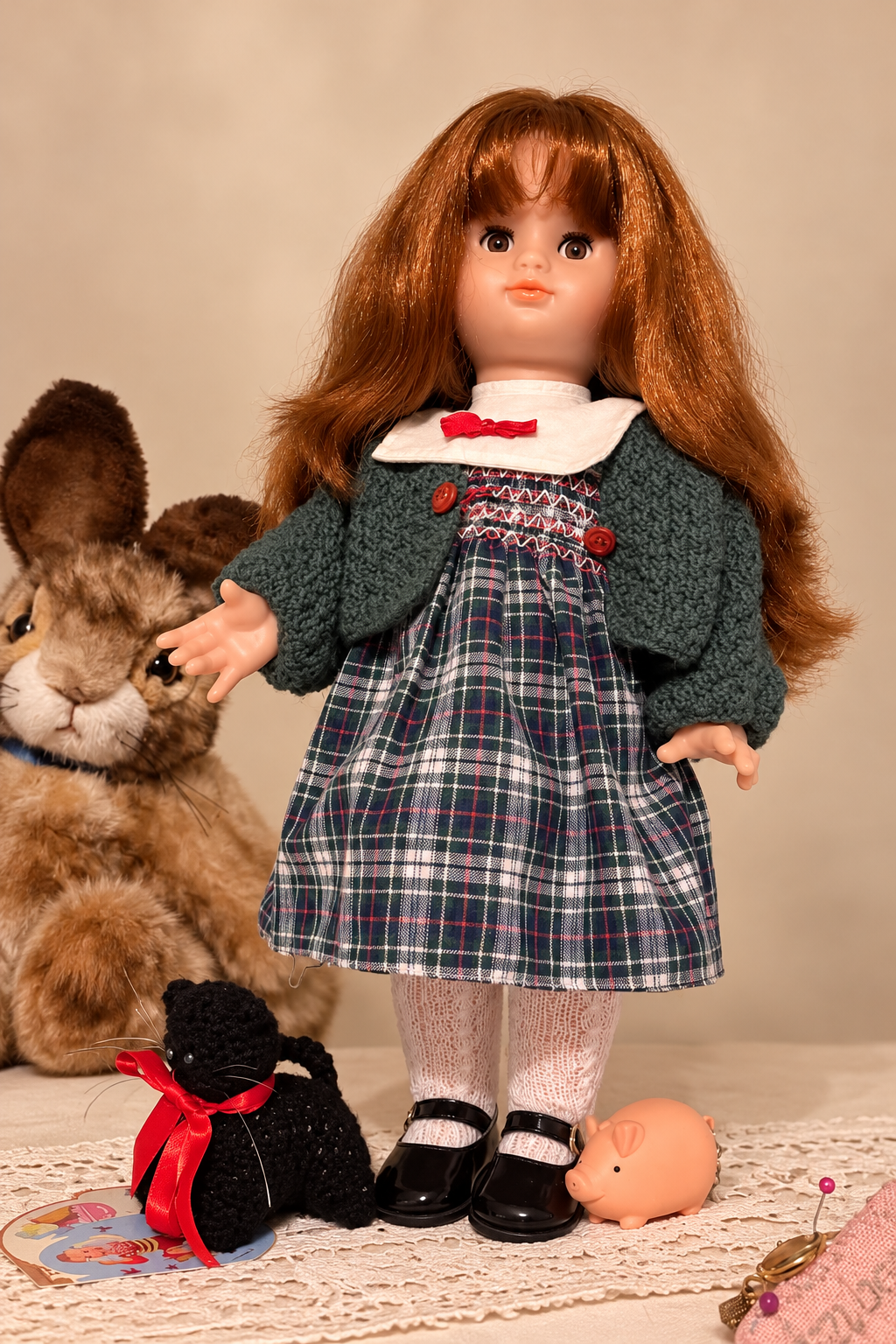 Émilie et deux Francette Petitcollin — collection de Louise — Émilie en gilet vert et robe à carreaux, entourée de petits compagnons en peluche — vue 3.