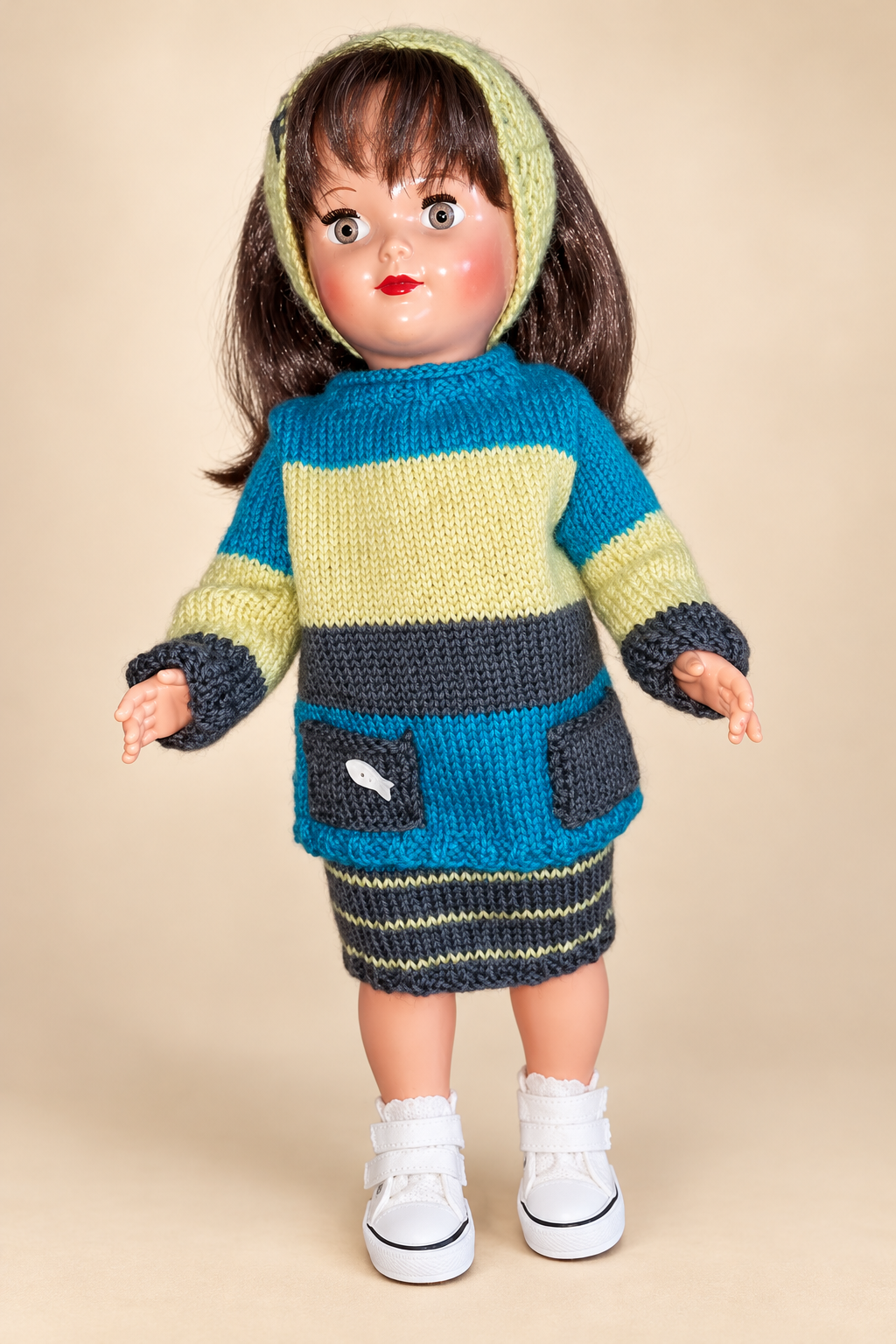 Émilie et deux Francette Petitcollin — collection de Louise — Francette laquée en pull turquoise, jaune pâle et gris, avec une jupe tricotée et des chaussures blanches — vue 2.