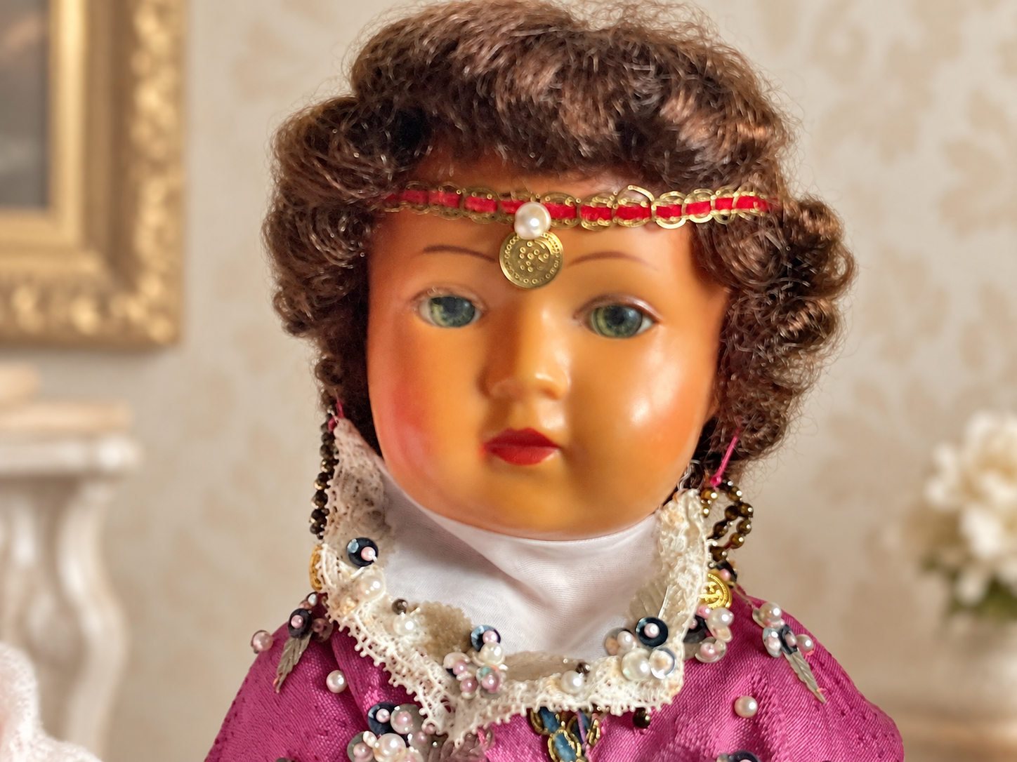 Poupées SNF en novoïd de 39 cm — collection de Françoise — Portrait de la poupée en costume — vue 2.