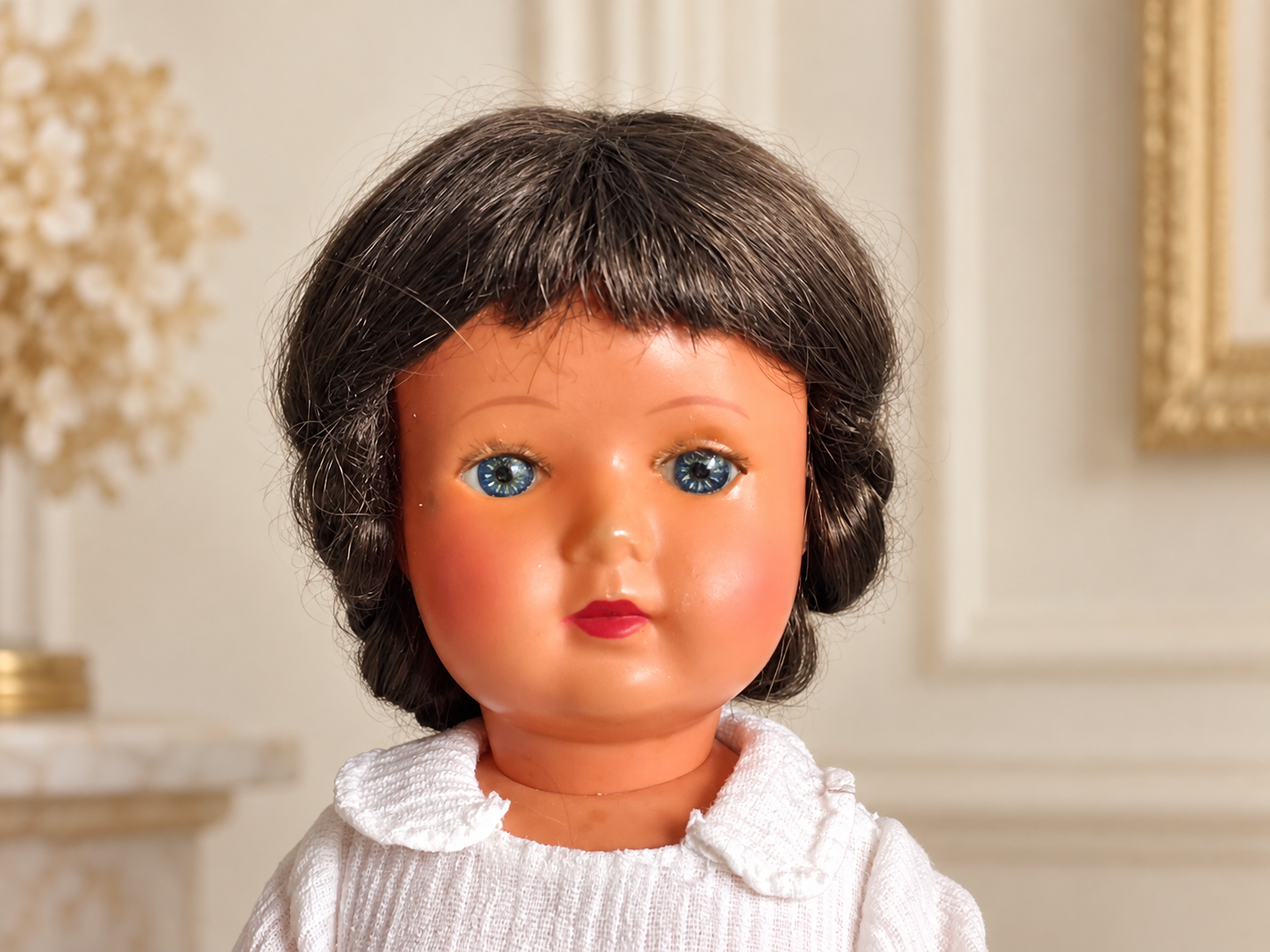 Poupées SNF en novoïd de 39 cm — collection de Françoise — Portrait de la poupée en robe blanche — vue 1.